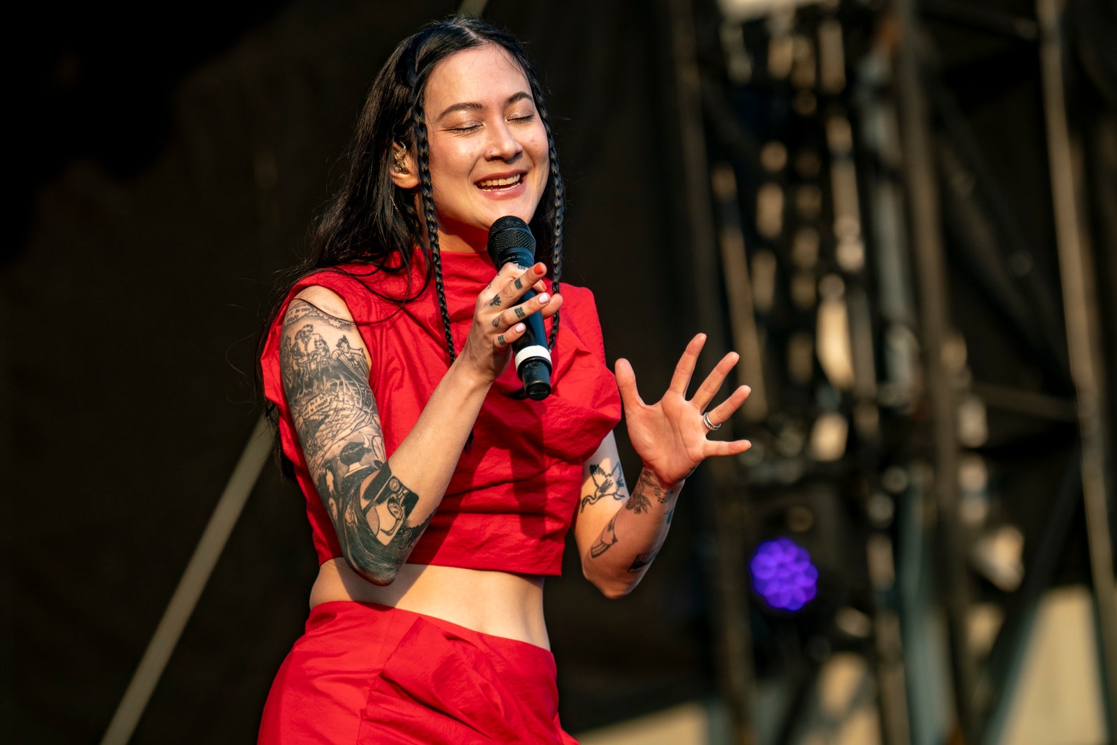 L'image peut contenir une personne artiste.