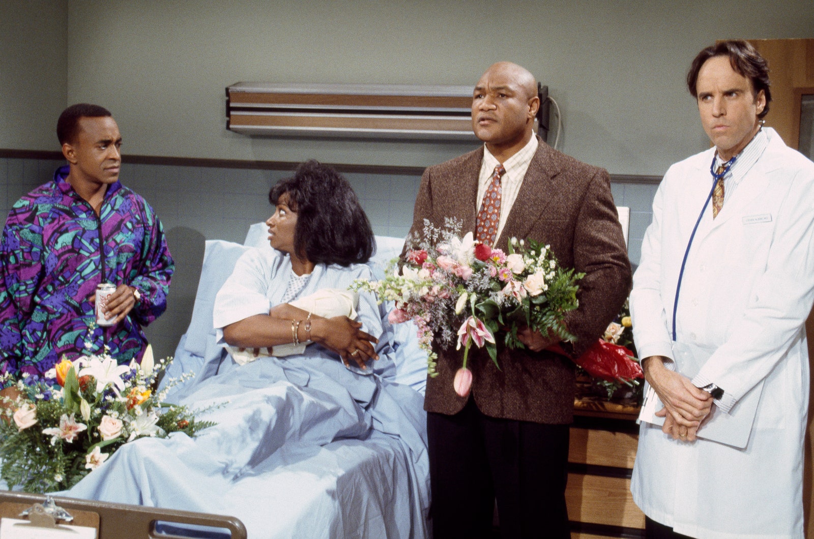 L'image peut contenir Kevin Nealon George Foreman Tim Meadows Ellen Cleghorne Flower Arrangement et Plant Flower