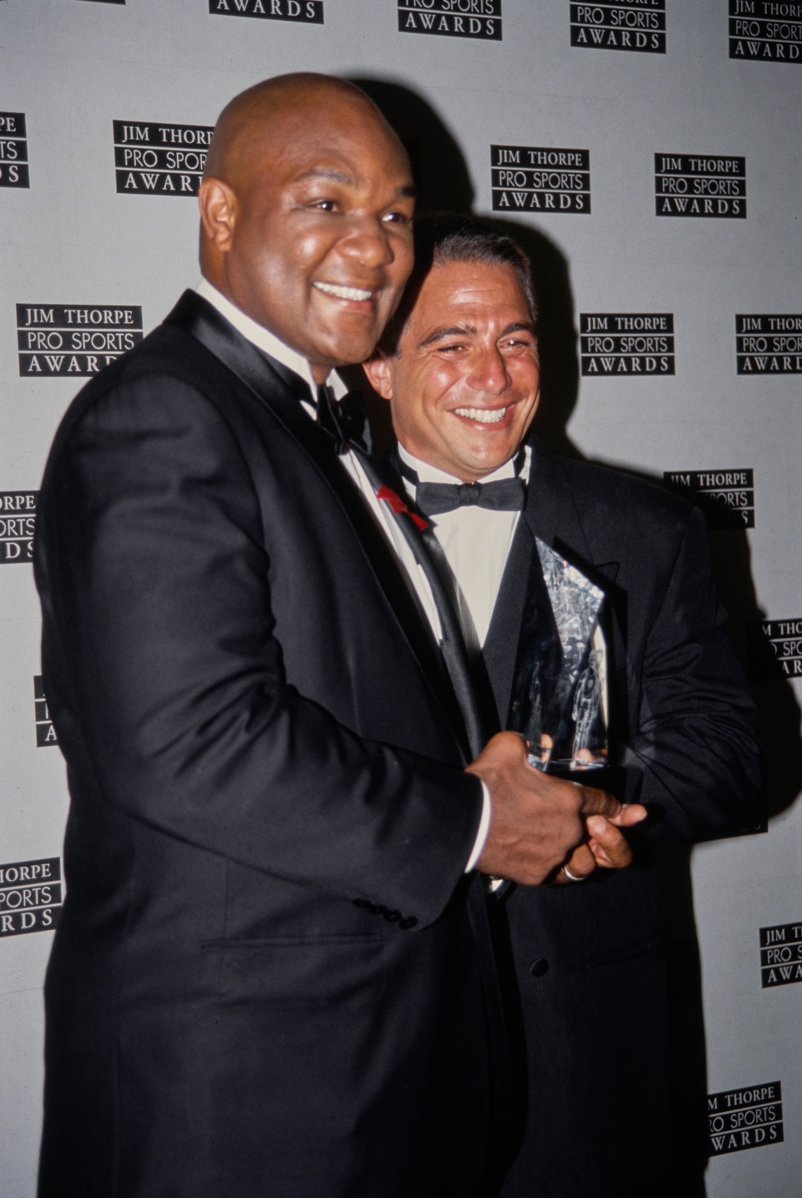 L'image peut contenir George Foreman Vêtements d'usure formelle costume Blazer Coat Jacket Tuxedo Fashion Face Head and Person