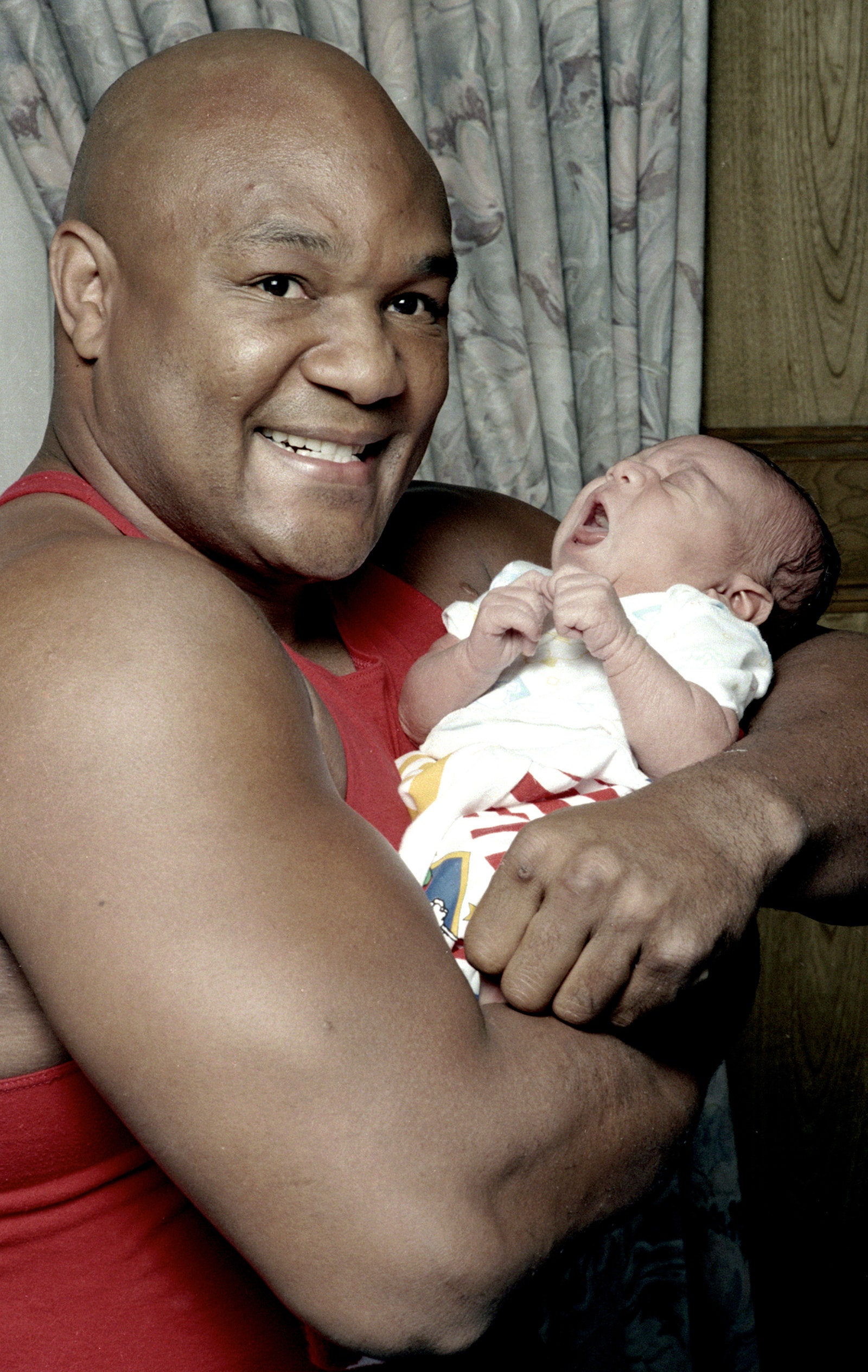 L'image peut contenir George Foreman face face personne à tête photographie portrait bébé et nouveau-né