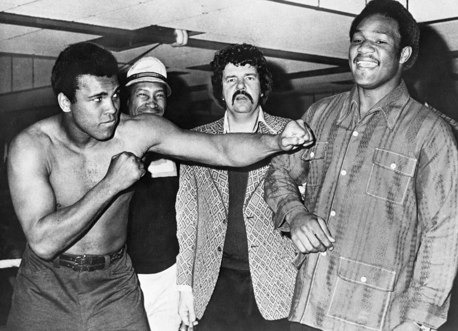 L'image peut contenir George Foreman Muhammad Ali Grizzly Smith Elston Howard Personne adulte Chapeau et accessoires