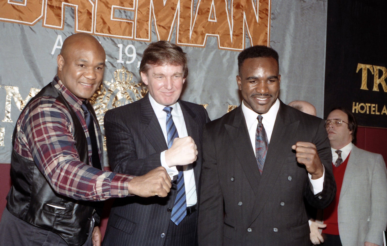 L'image peut contenir George Foreman Evander Holyfield Donald Trump Barbaros şansal Clothing Coat veste et accessoires