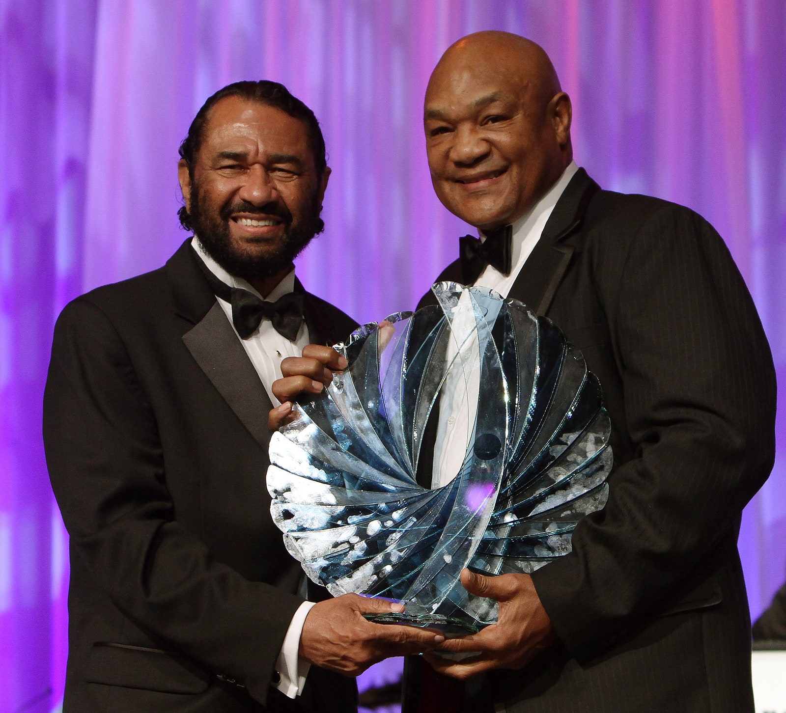 L'image peut contenir George Foreman Al Green Blazer Vêtements de vêtements Ves à veste d'usure formelle