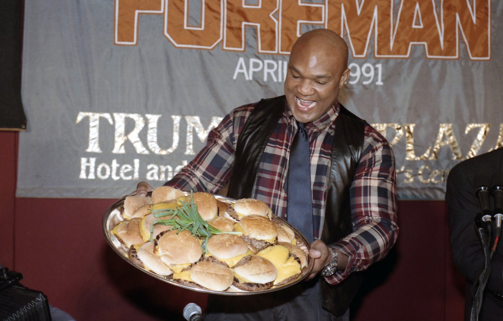 L'image peut contenir les accessoires de personne adulte George Foreman