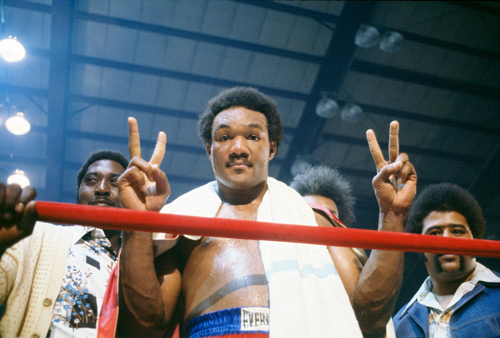 L'image peut contenir George Foreman CEDELL DAVIS Personne adulte Child Child Head Face Body Part Finger et main