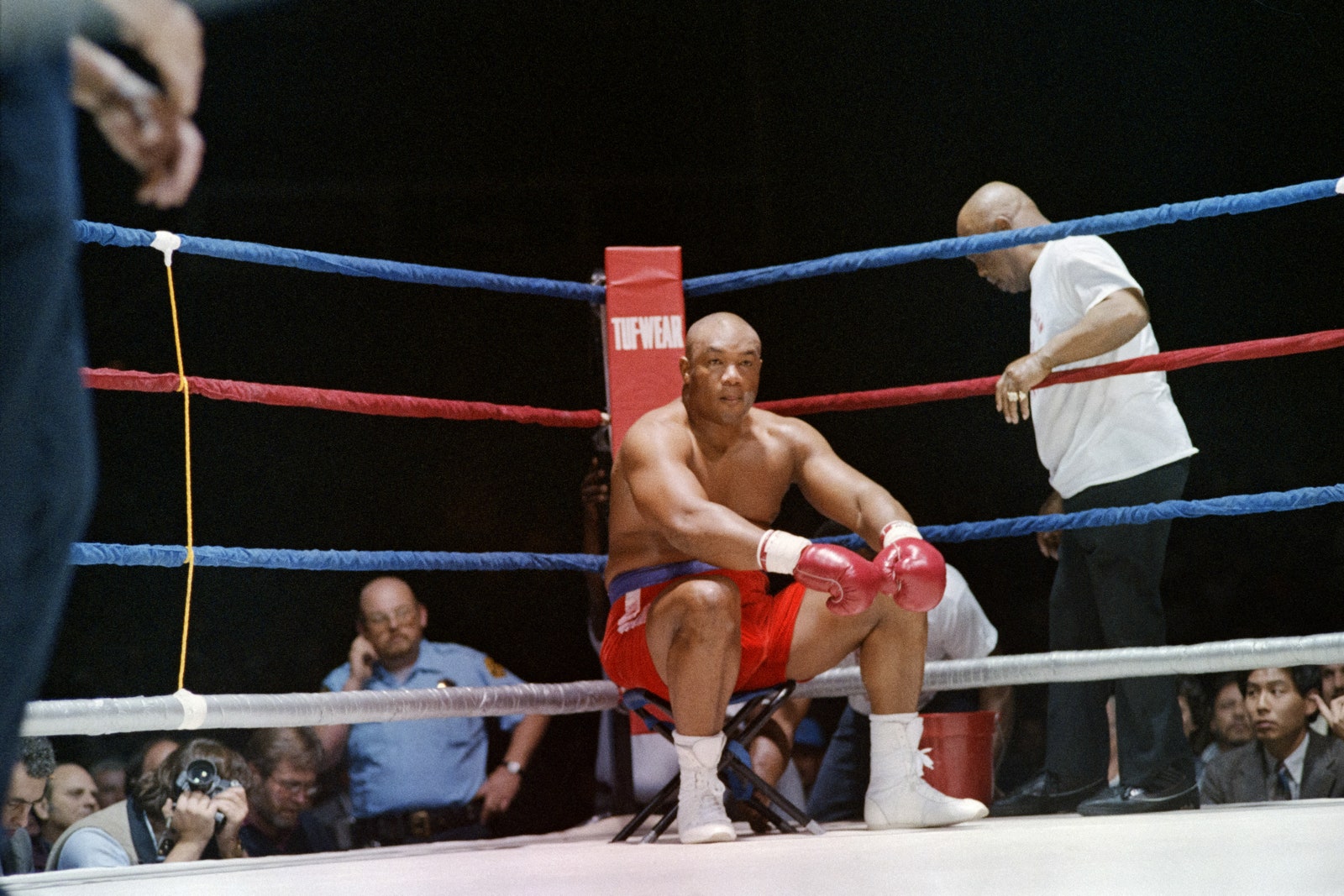 L'image peut contenir George Foreman Buster B. Jones Guru Bob McCown Clothing Glove Footwear et chaussures de personne adulte