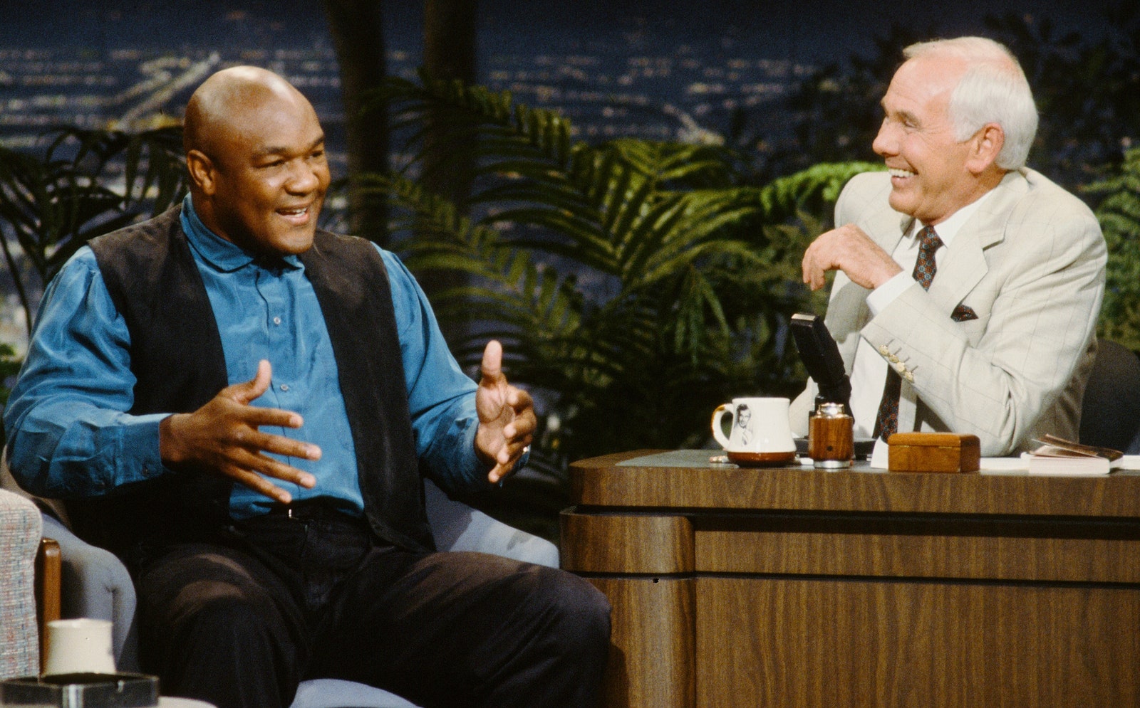 L'image peut contenir George Foreman Johnny Carson Personne adulte ACCESSOIRES CUPELLE CONSULLATION D'UTILISATION FORMEL