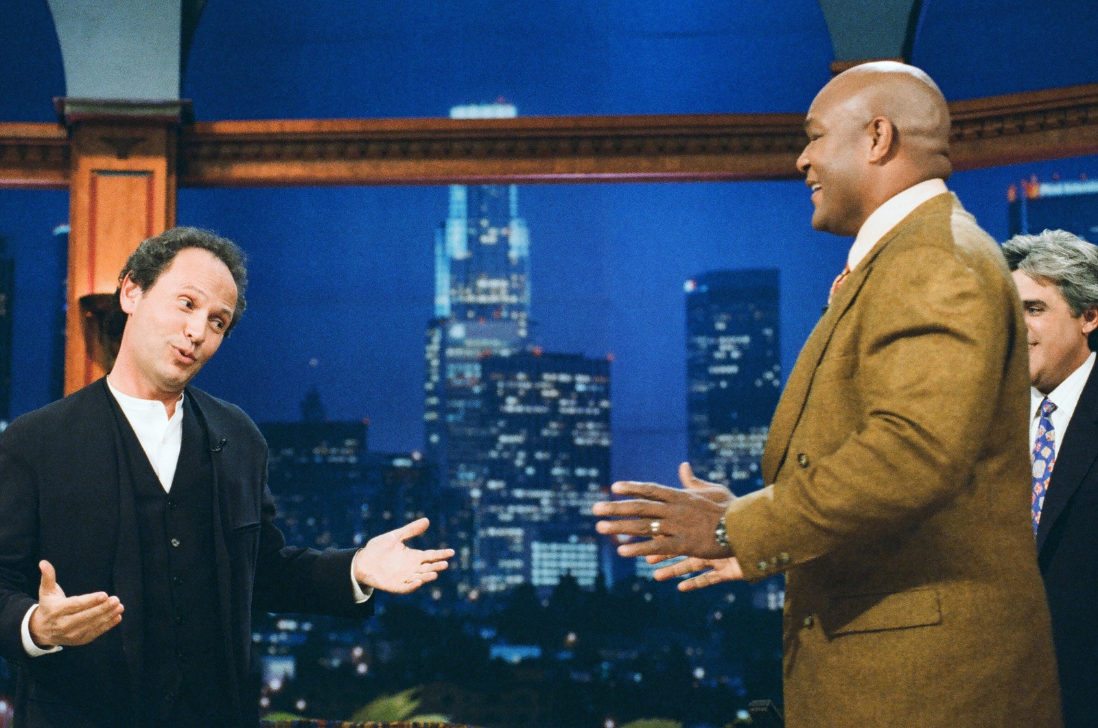 L'image peut contenir Billy Crystal George Foreman Jay Leno City Accessoires Forme d'usure Fie Personne adulte et Blazer