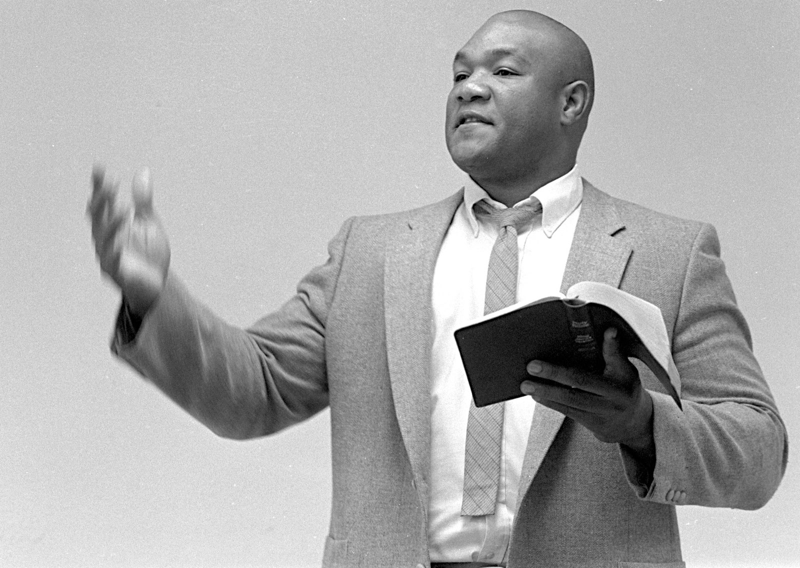 L'image peut contenir George Foreman Clothing Shirt Livre publication Body Part Finger Mand personne adulte et personnes