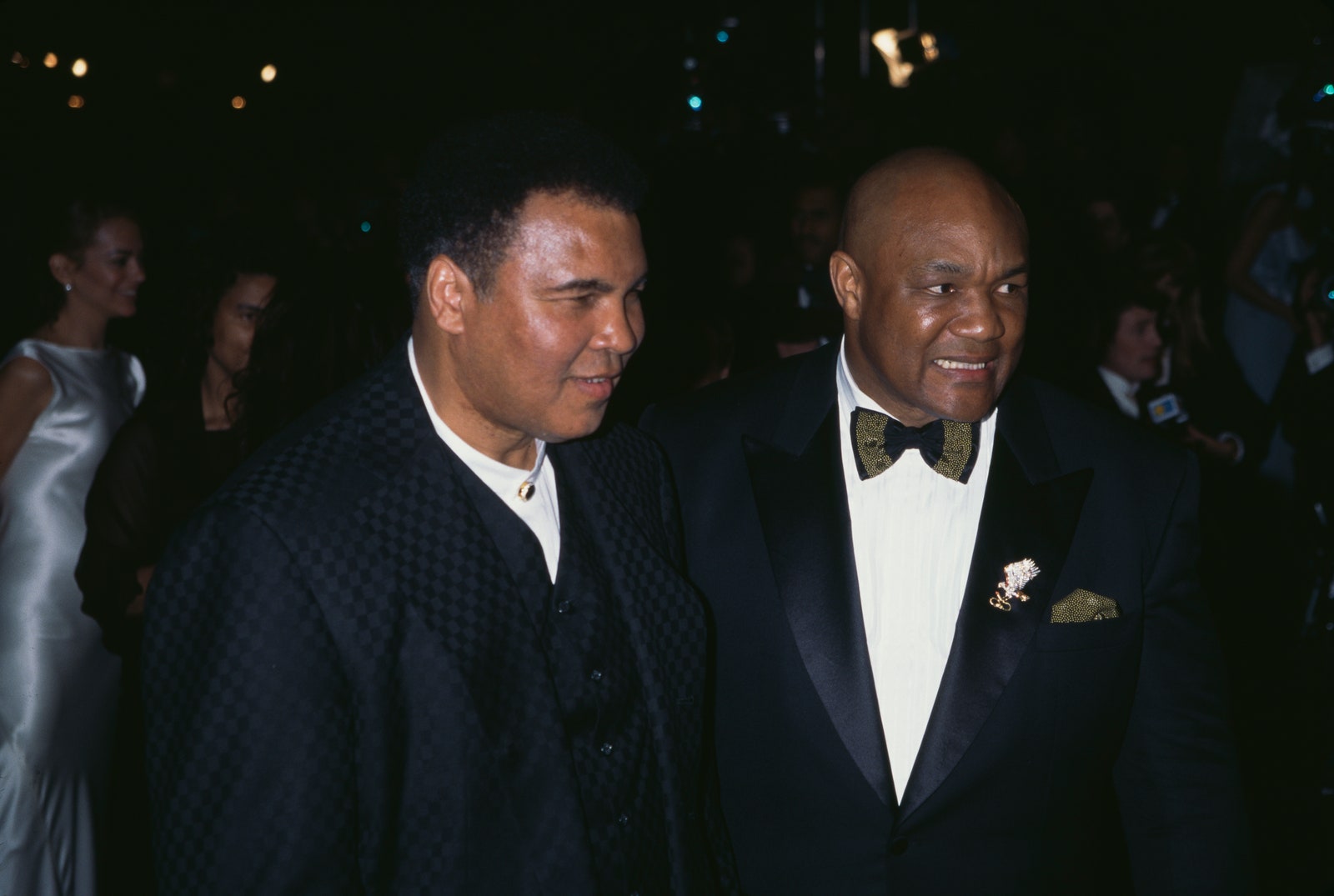 L'image peut contenir Muhammad Ali George contremaître Mike Smith Vesailles de costume d'usure formelle et blazer
