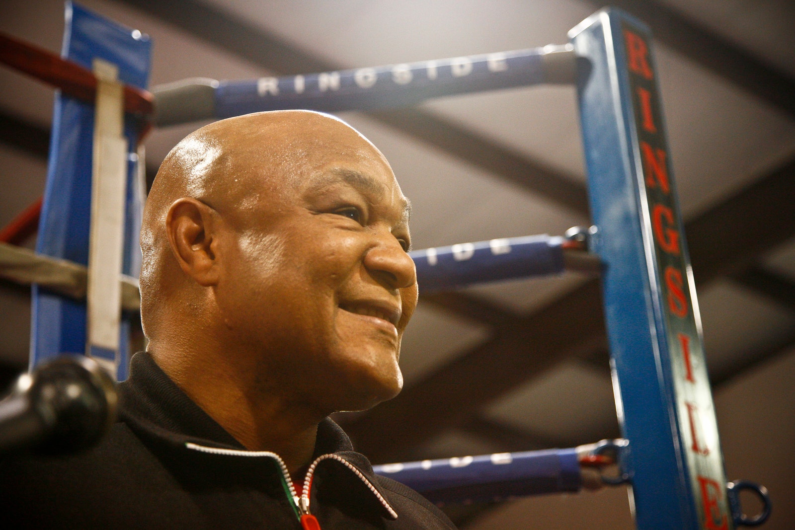 L'image peut contenir l'adulte et la personne de George Foreman