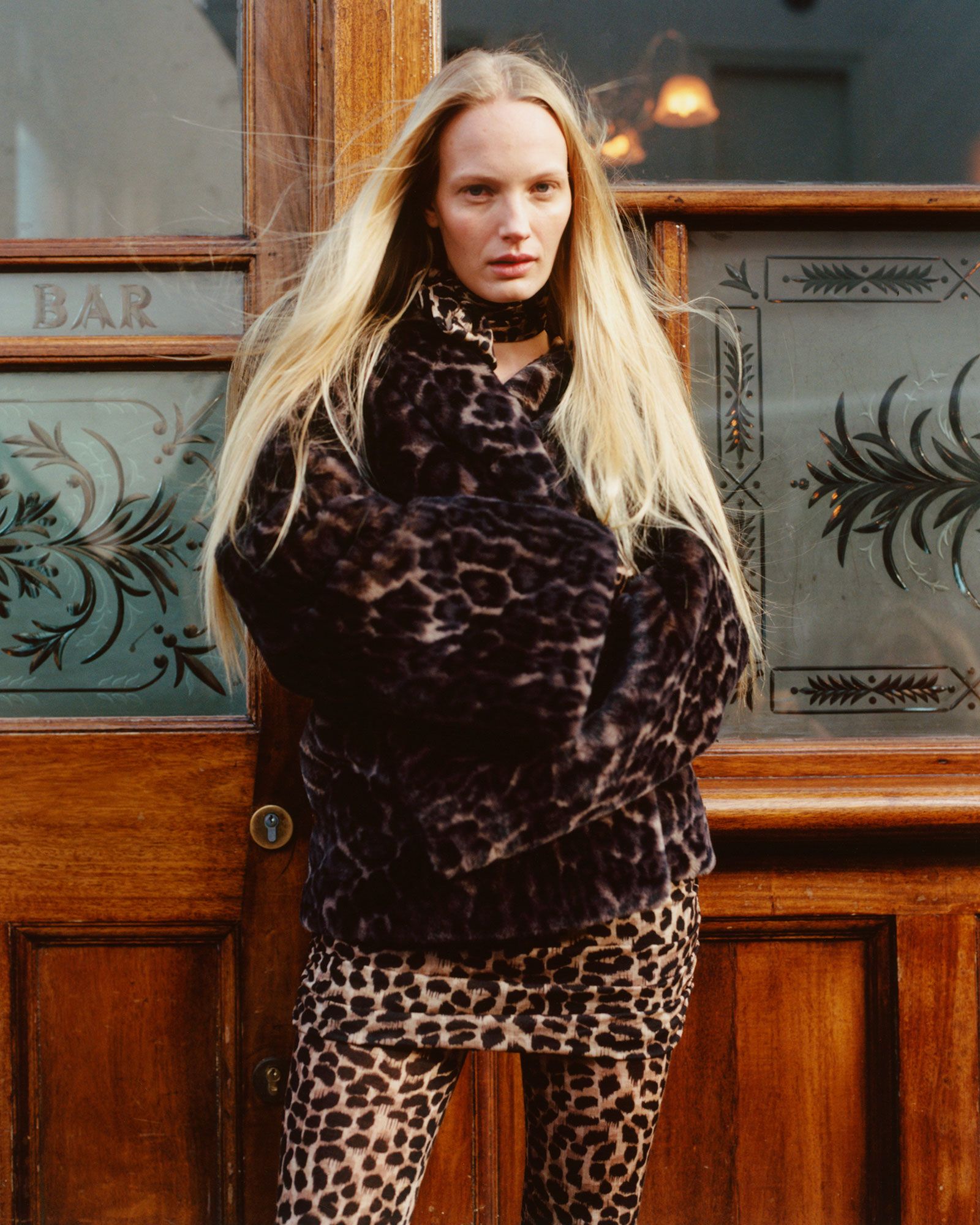 L'image peut contenir des cheveux blonds Personne de visage adulte Photographie Portrait en bois de vêtements en bois Veste et pantalon