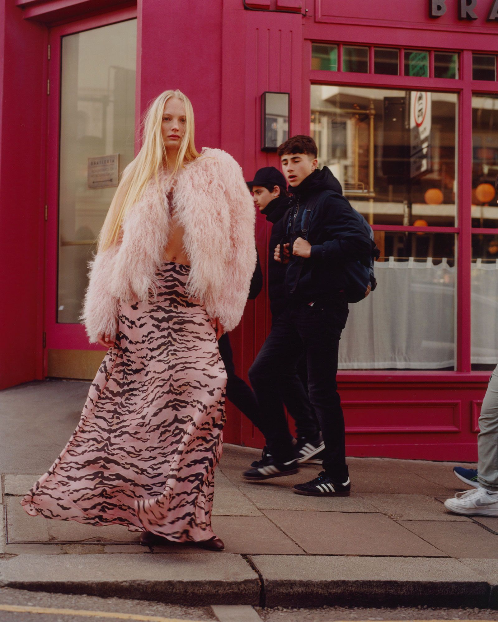 L'image peut contenir la chaussure de chaussures de chaussures adultes d'Emilio Osorio