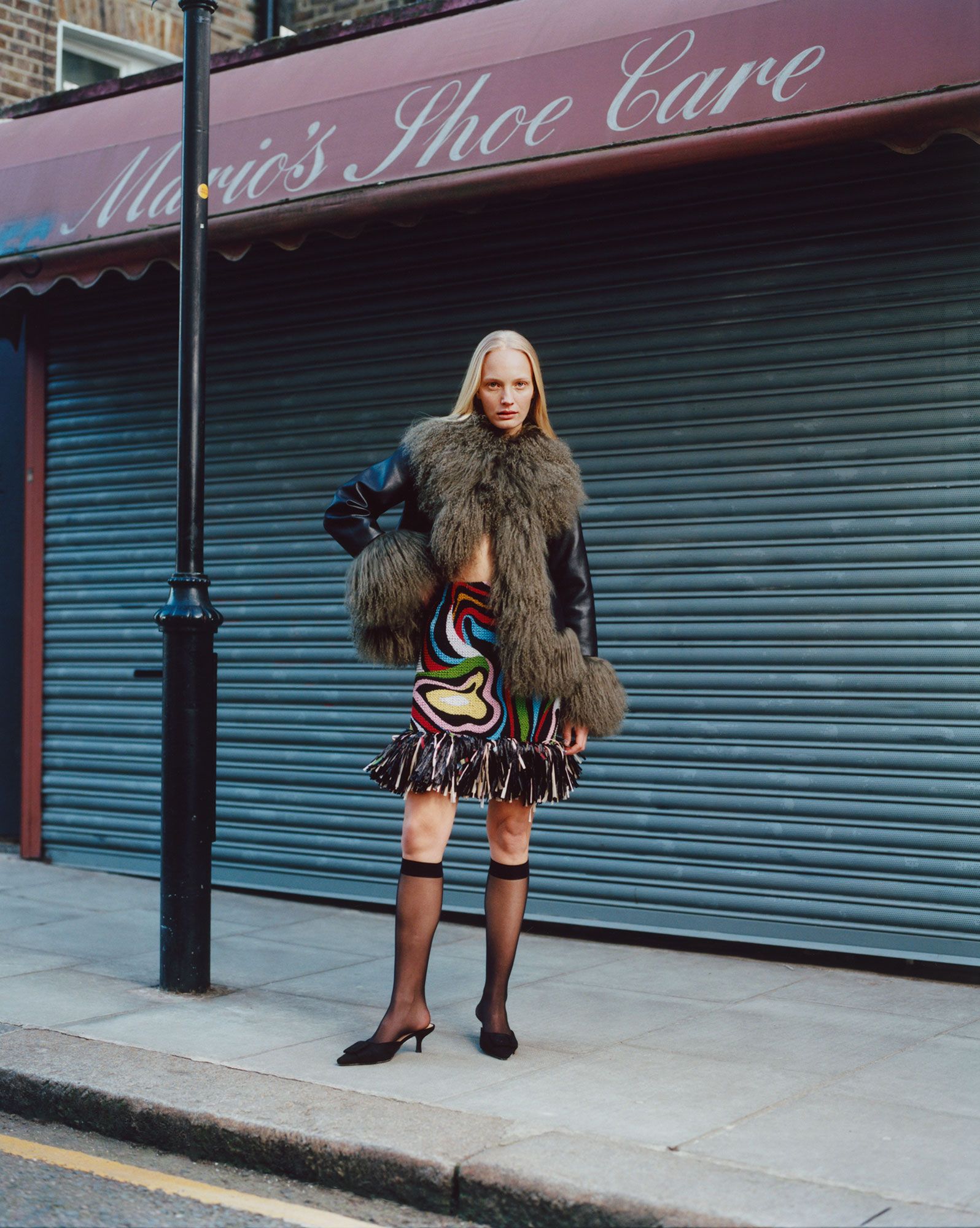 L'image peut contenir Constance Jablonski Vêtements Footwear High Heel talon Personne adulte Mabinet et debout