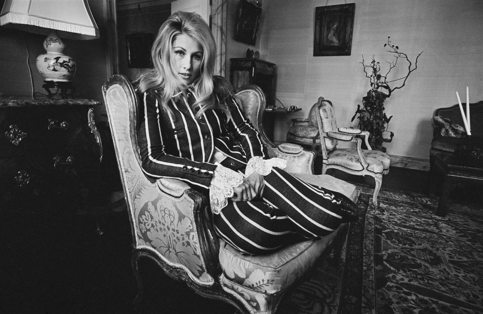 L'image peut contenir Jane Holzer Person adulte chaise meubles art accessoires de peinture accessoires sac à main et architecture