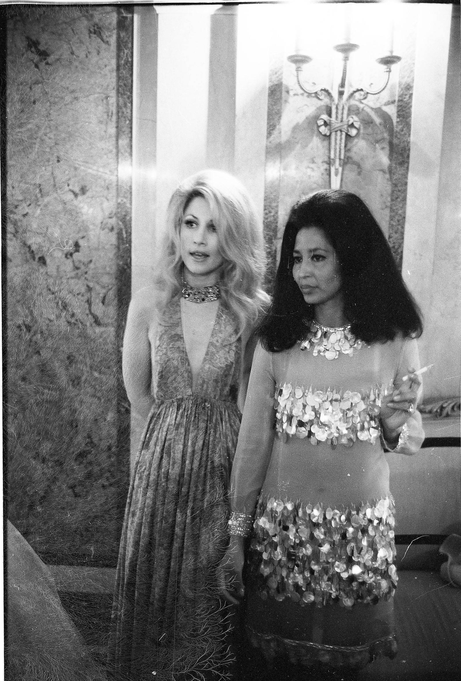 L'image peut contenir la Chine Machado Jane Holzer Vêtements Robe Flower Arrangement de floraison Plant Plant Face and Person