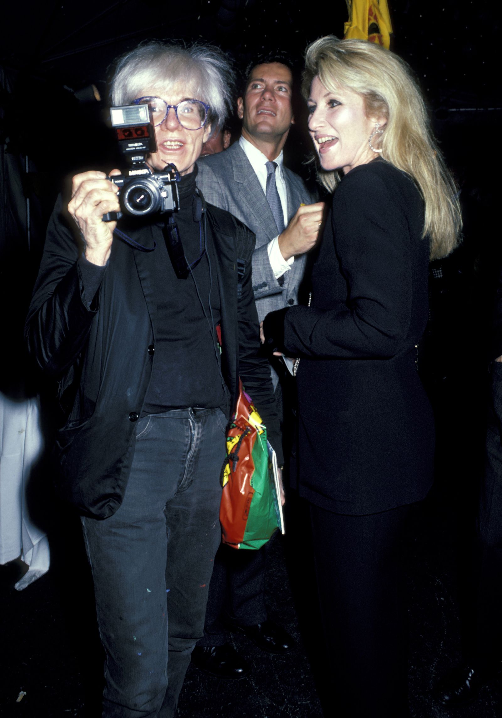 L'image peut contenir Andy Warhol Jane Holzer Camera Electronics Photography Accessoires Sac à main sac à main et personne