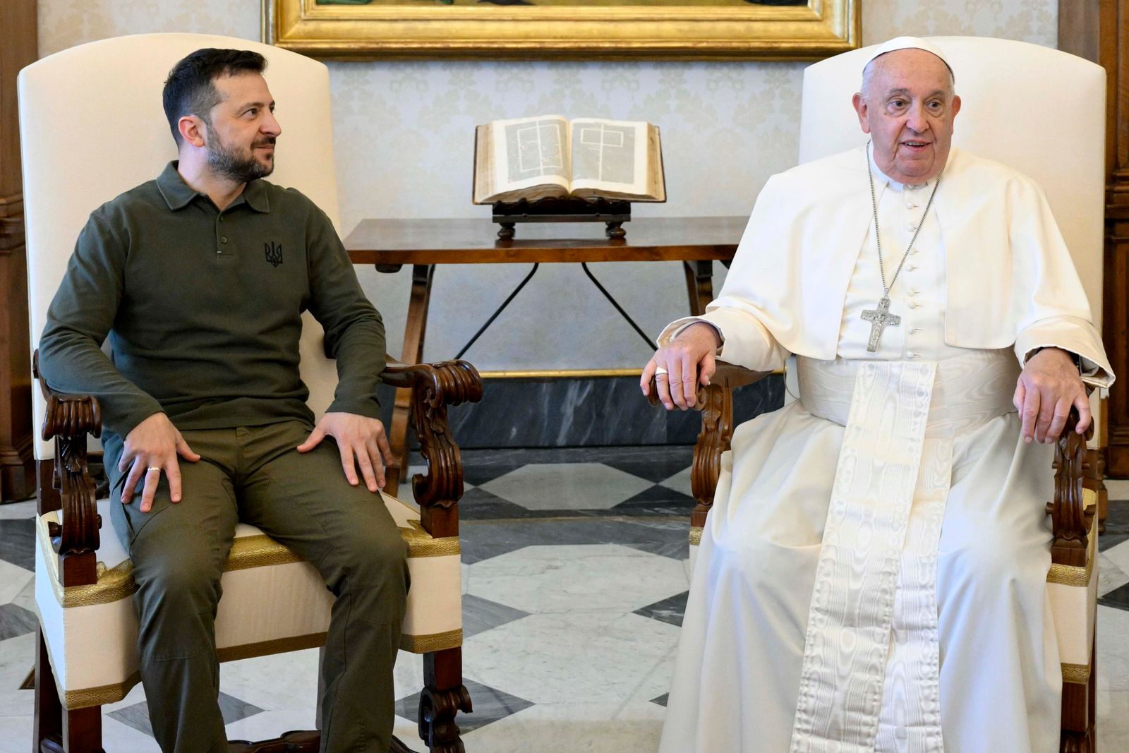 Qui assistera aux funérailles du pape François? L'image peut contenir la publication de livre de Francis pour adultes chaise meuble art peinture accessoires et bijoux
