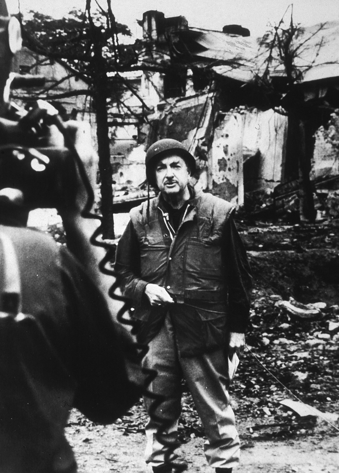 L'image peut contenir Walter Cronkite Clothing Coat Slum Photography Jacket Face Person Person Portrait et adulte
