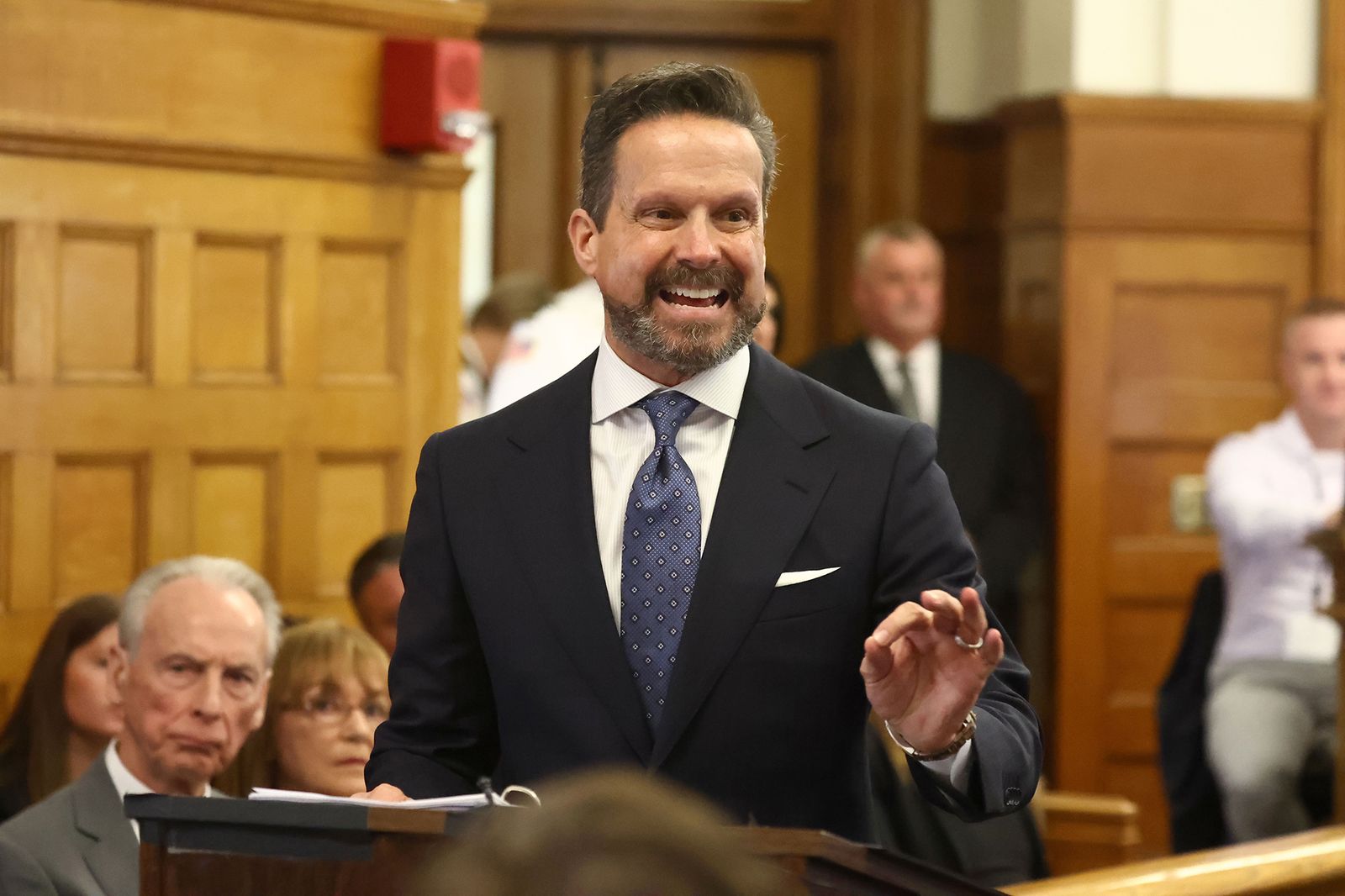 L'image peut contenir Francis Delpre Bärbel Bohley Damien Hirst Accessoires Forme d'usure formelle Personne adulte et à l'intérieur