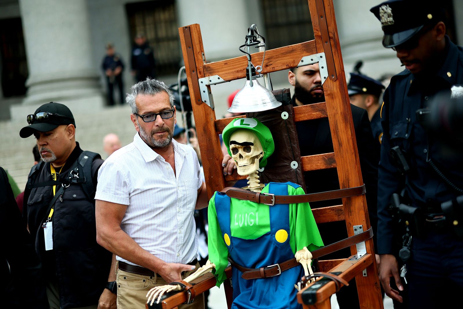 L'image peut contenir Alfred Hugenberg Dennis Thurman Clothing Hat Accessoires Lunets Personne adulte lampe et ceinture