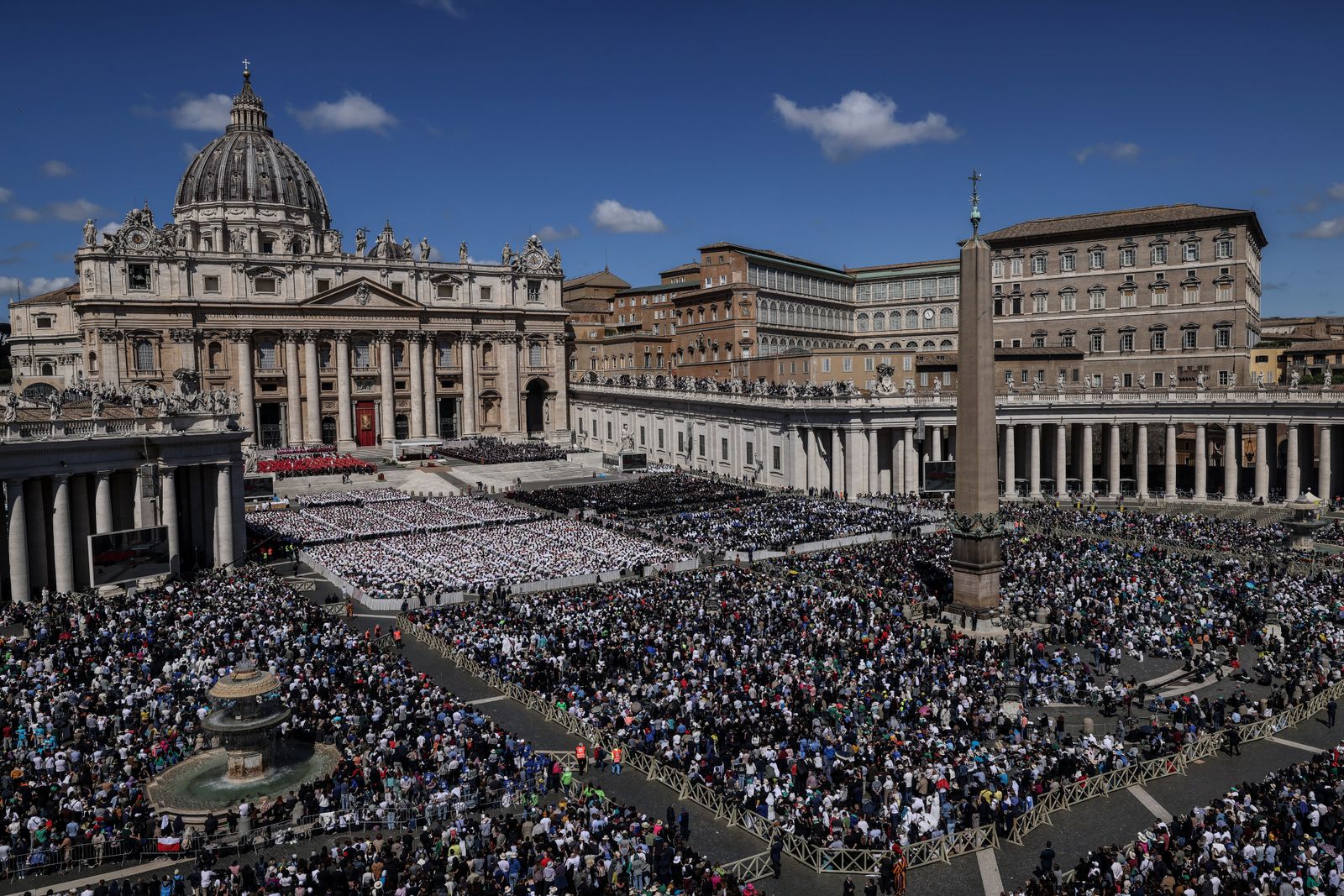 Fouilles funéraires pour les funérailles du pape François à la basilique Saint-Pierre