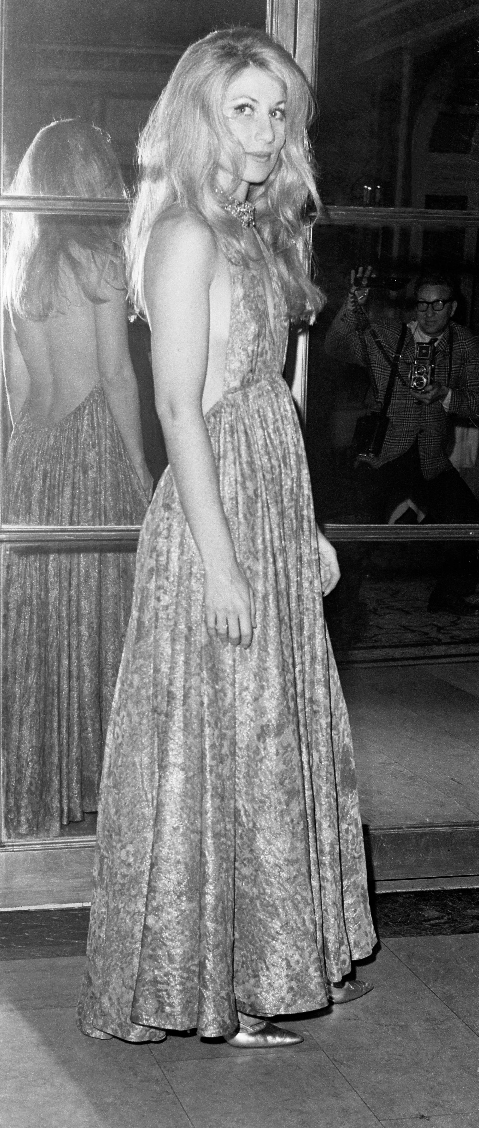 L'image peut contenir la robe de vêtements Jane Holzer Richard Hawley