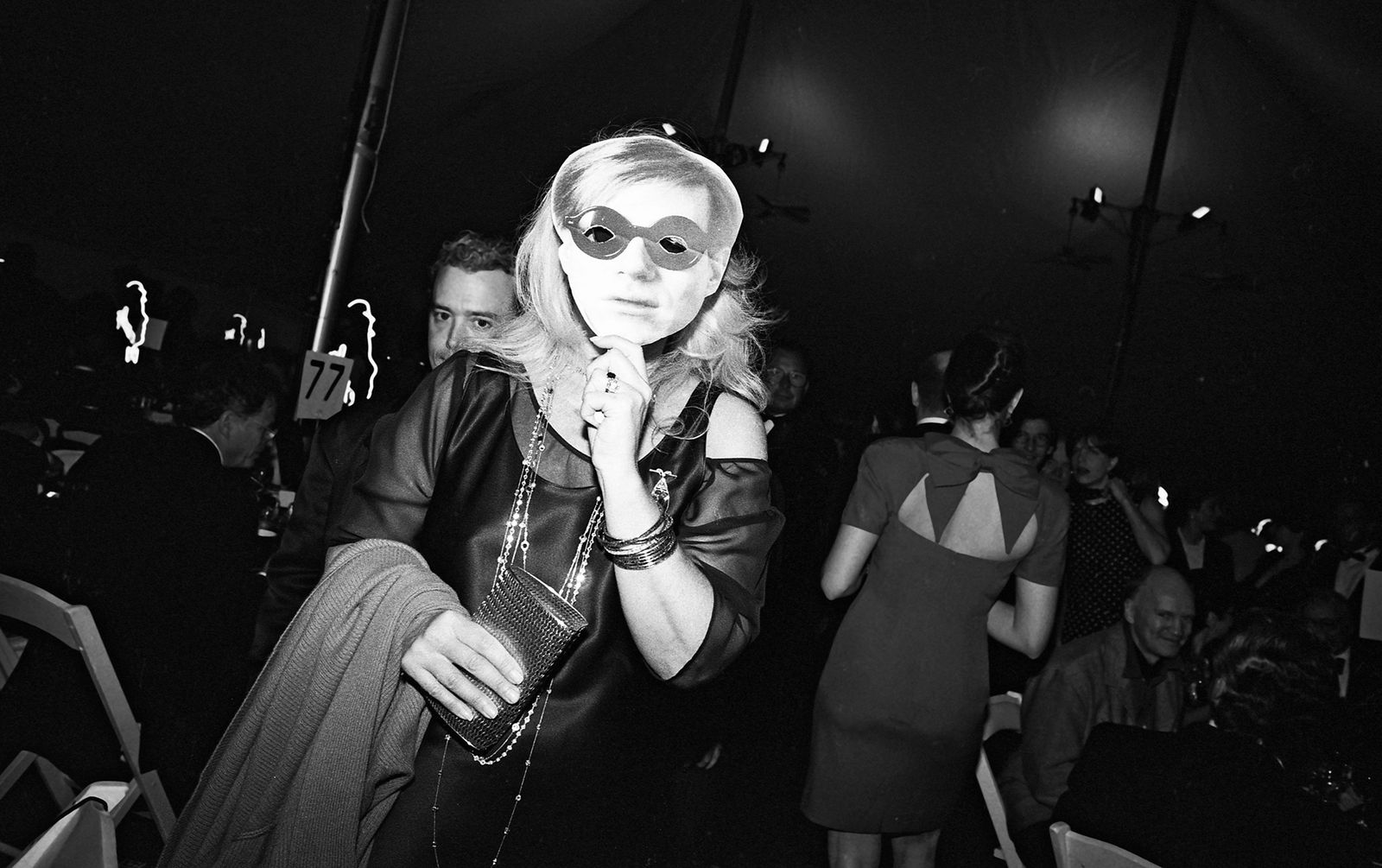 L'image peut contenir Andy Warhol Clothing Coat Veste Costume Personne accessoires urbains Lunes Personnes adultes et visage