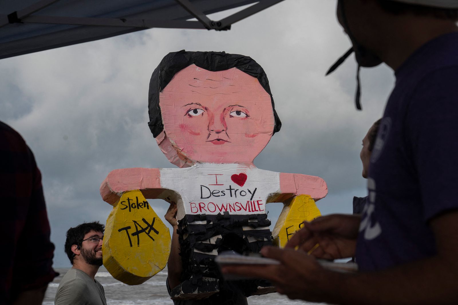 Elon Musk remporte le vote pour faire du site SpaceX dans sa propre ville Une piñata représentant Elon Musk