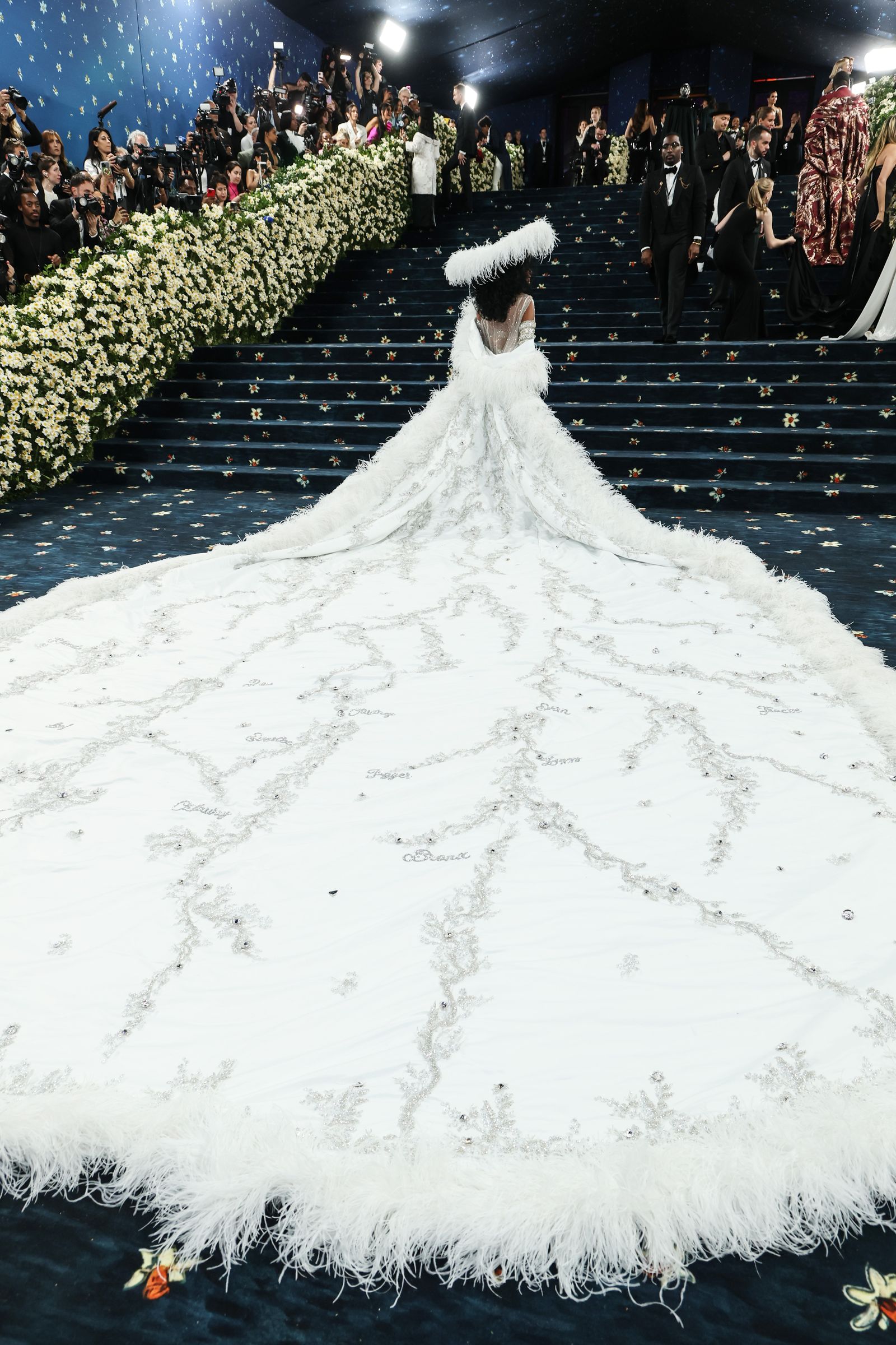 L'image peut contenir Big Daddy Kane Clothing Dress Fashion Formal Wear Robe de mariage Personne de mariage et adulte