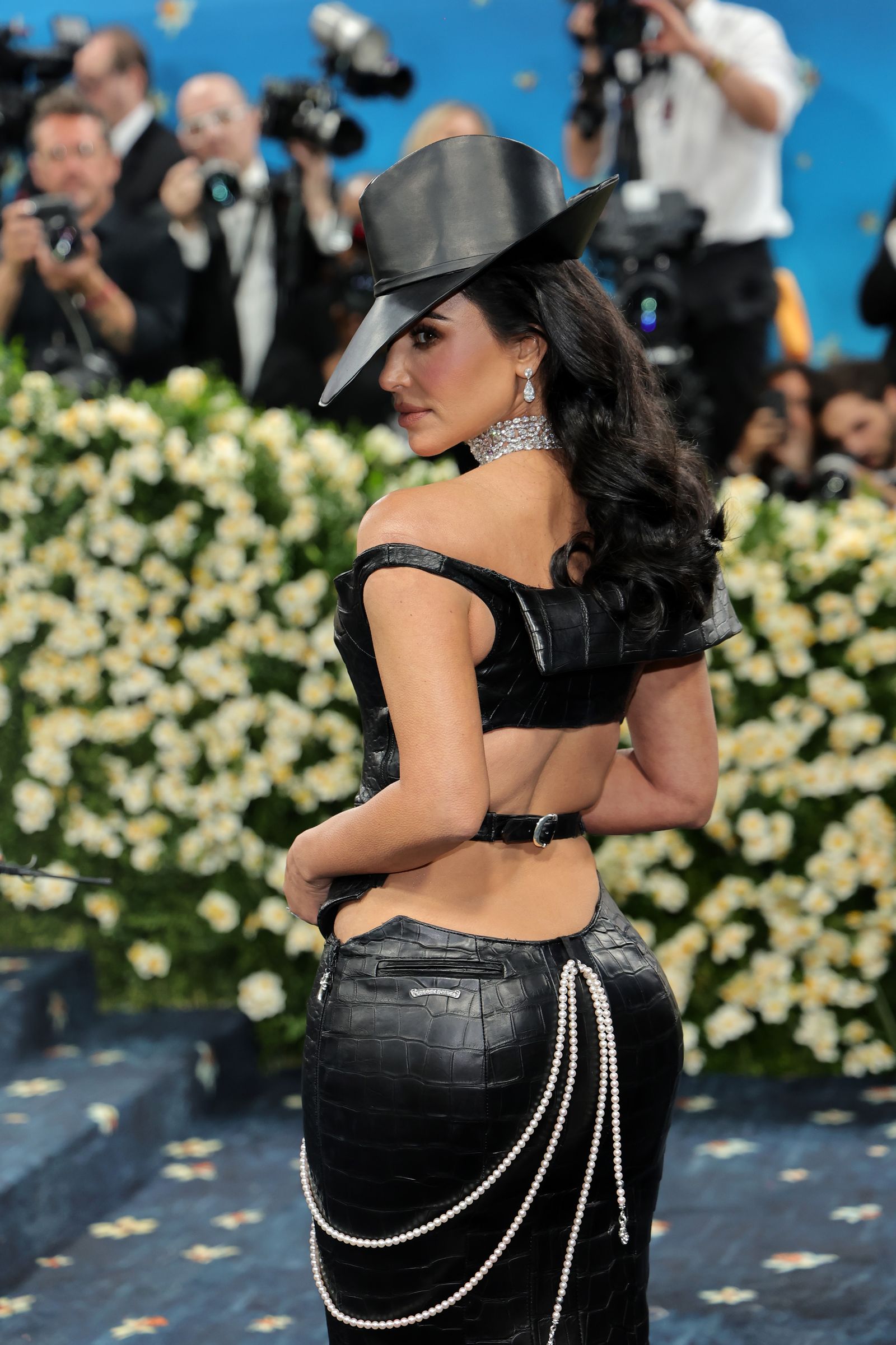 L'image peut contenir Kim Kardashian Personne adulte Hair Black Hair Clothing Hat ACCESSOIRES Collier et appareil photo