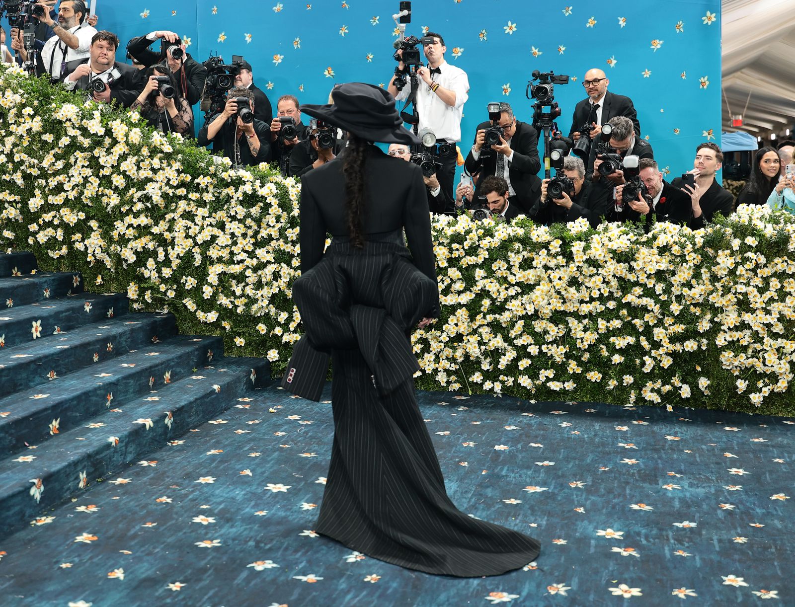 L'image peut contenir Adrien Guyon Josh Boyce Adult Person Person ACCESSOIRES Sac à main de vêtements Paparazzi et appareil photo