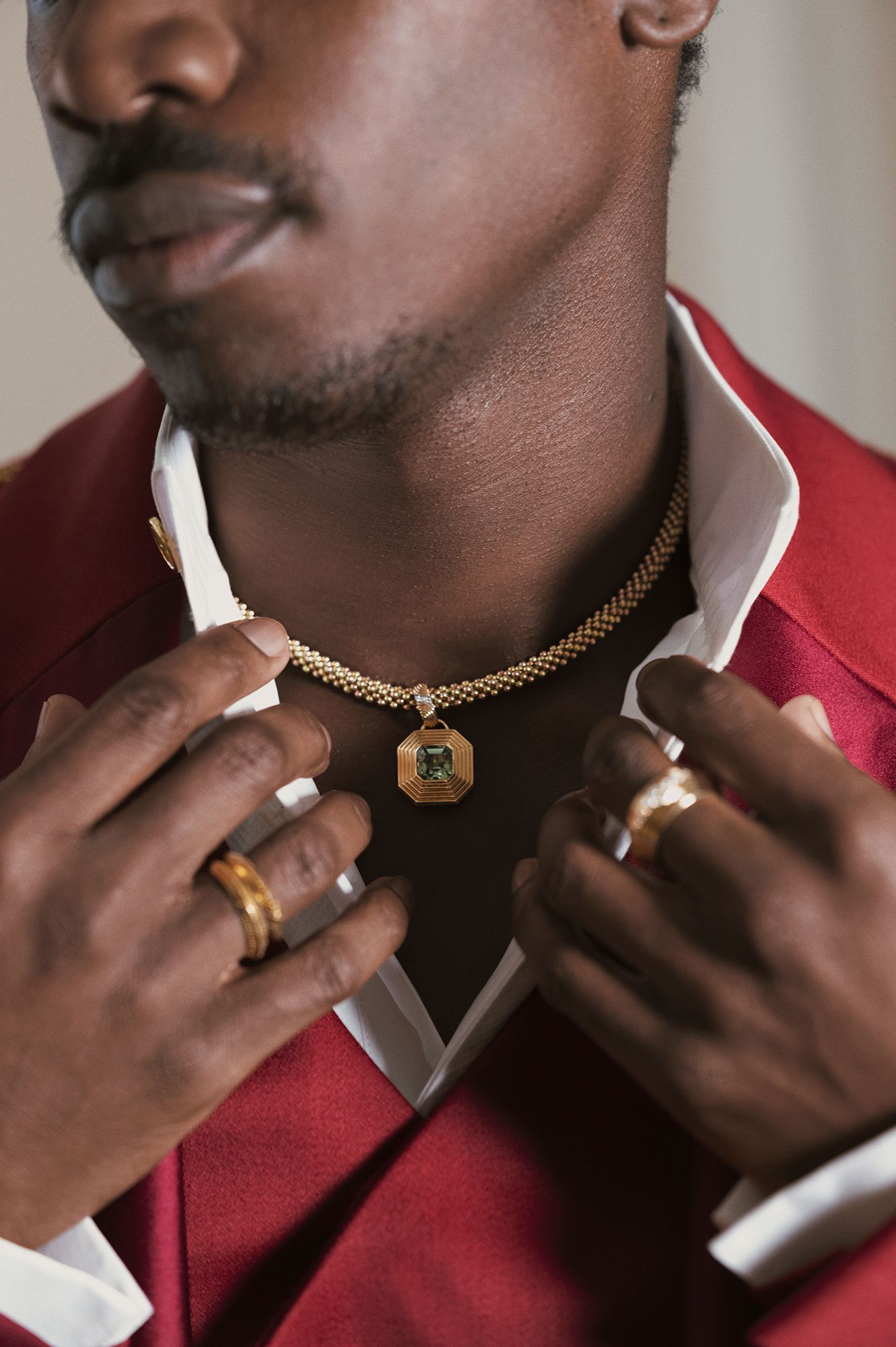 L'image peut contenir Damson Idris Accessoires Pendant Personne adulte Personne adulte Collier de bijoux Tête et bague