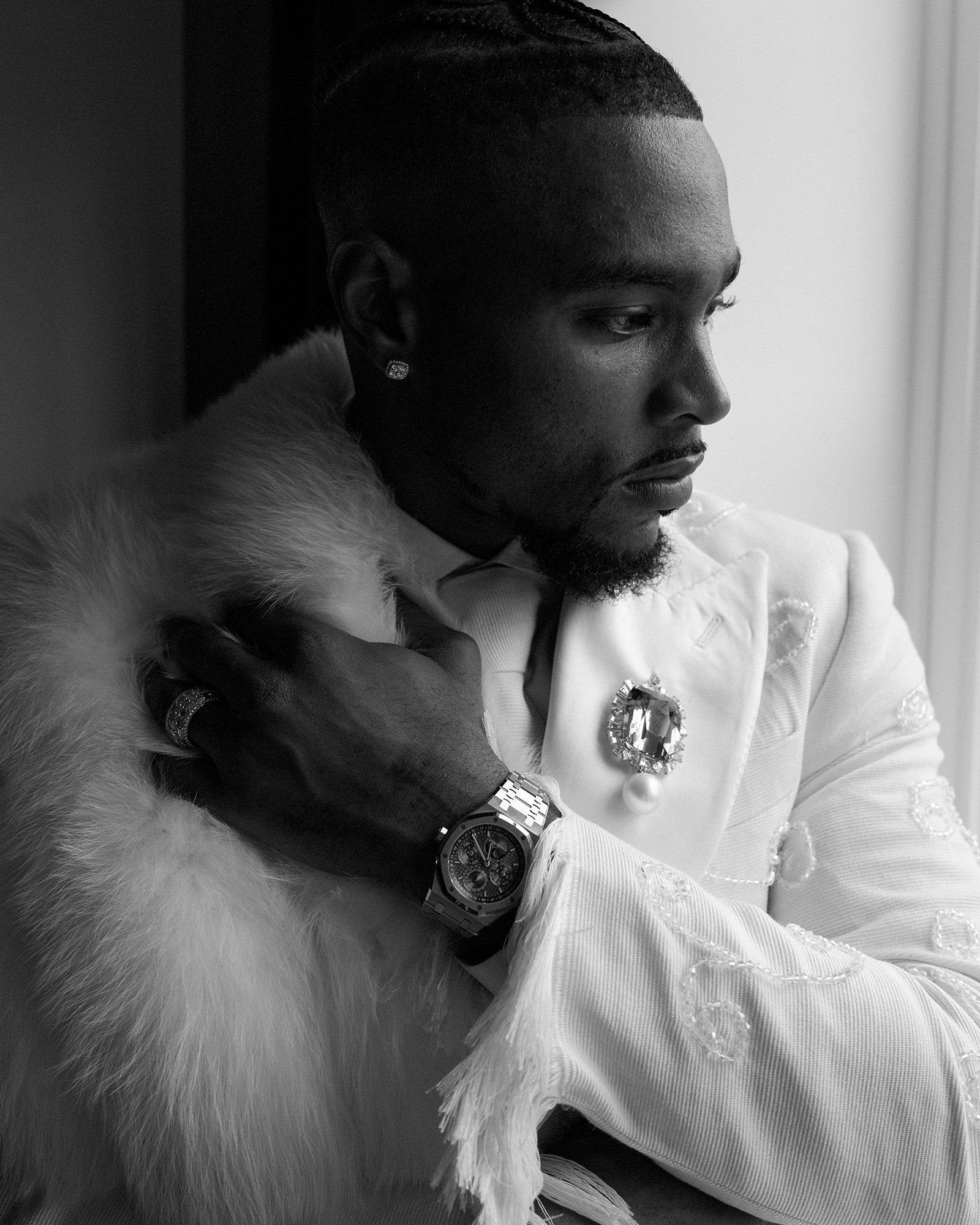 L'image peut contenir la tête de la tête de la tête de la tête portrait accessoires de montre-bracelet adulte