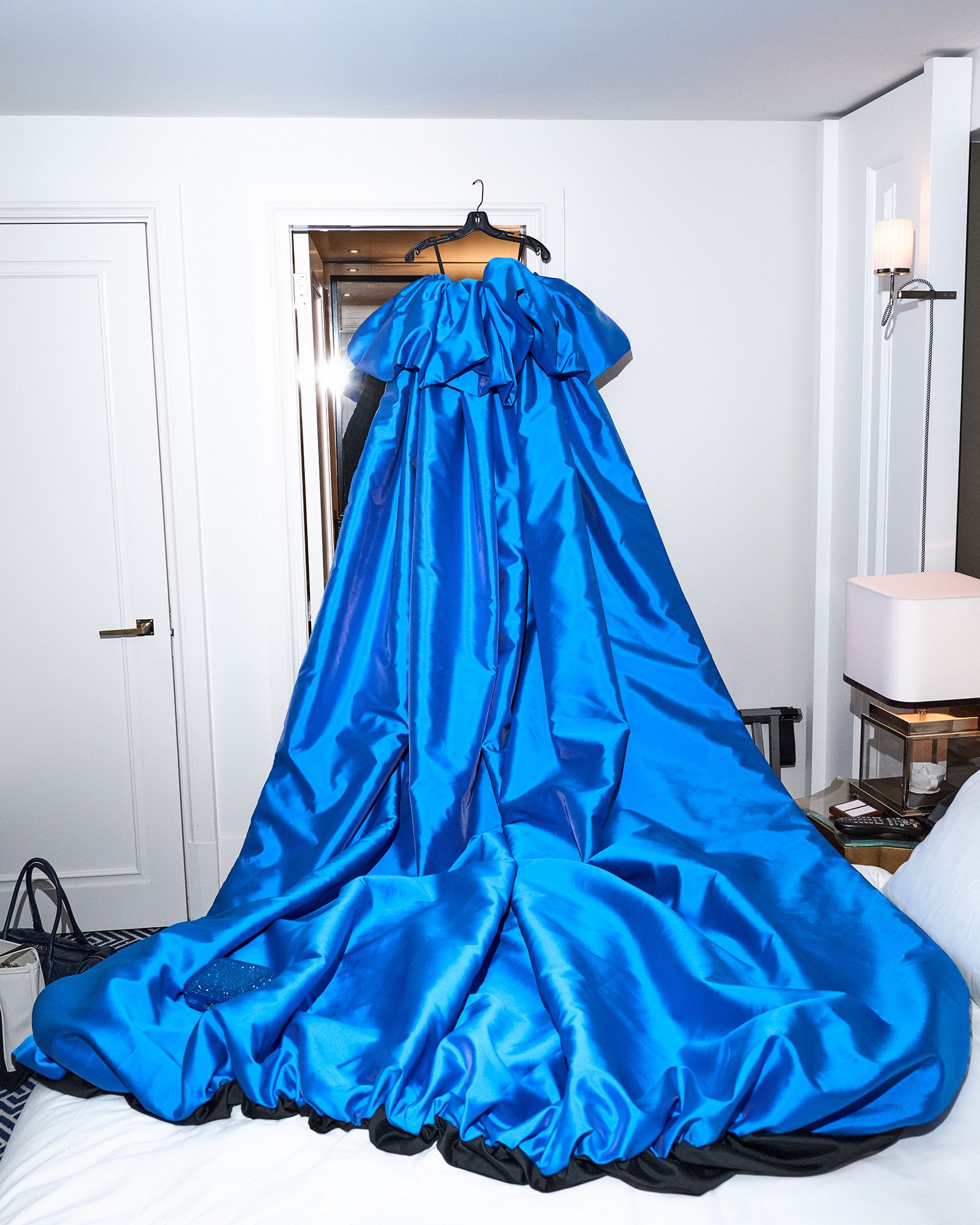 L'image peut contenir la robe de vêtements de mode de robe formelle accessoires de lampe de la lampe de la lampe à main personne et mariage adultes