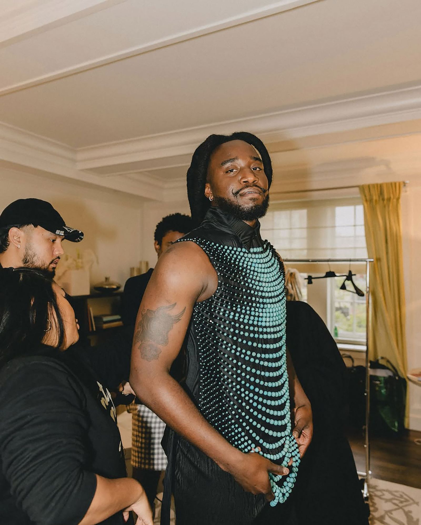 Shaboozey ose tout le monde à surpasser son gril turquoise personnalisé au Met Gala 2025 L'image peut contenir un sac de vêtements pour adultes Personnes accessoires et sac à main