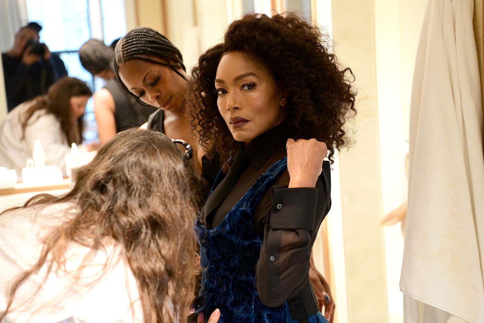 L'image peut contenir Angela Bassett Child Person Teen Adult Head People Face Camera Mariage Camera and Electronics