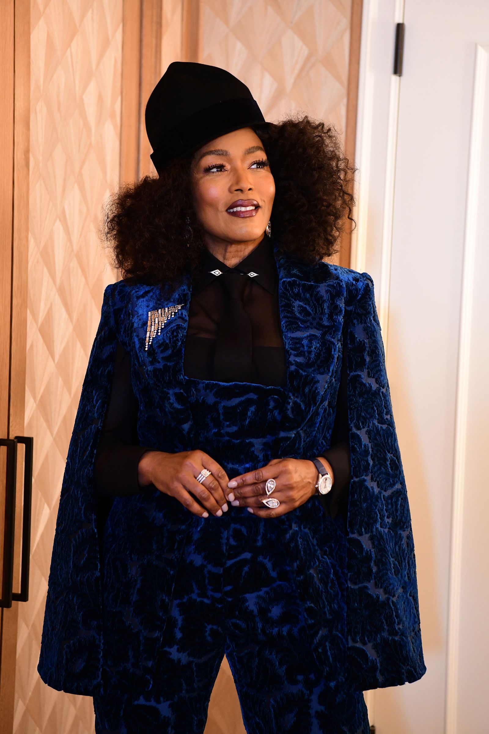 L'image peut contenir Angela Bassett accessoires à bijoux Ring Wristwatch Personne adulte Chapeau de vêtements et usure formelle
