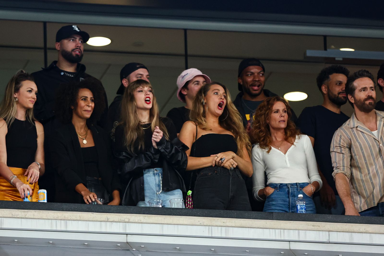 L'image peut contenir Ryan Reynolds Adam Cruz Ross Travis Blake Lively Taylor Swift Naim Popal et Wayne Middaugh