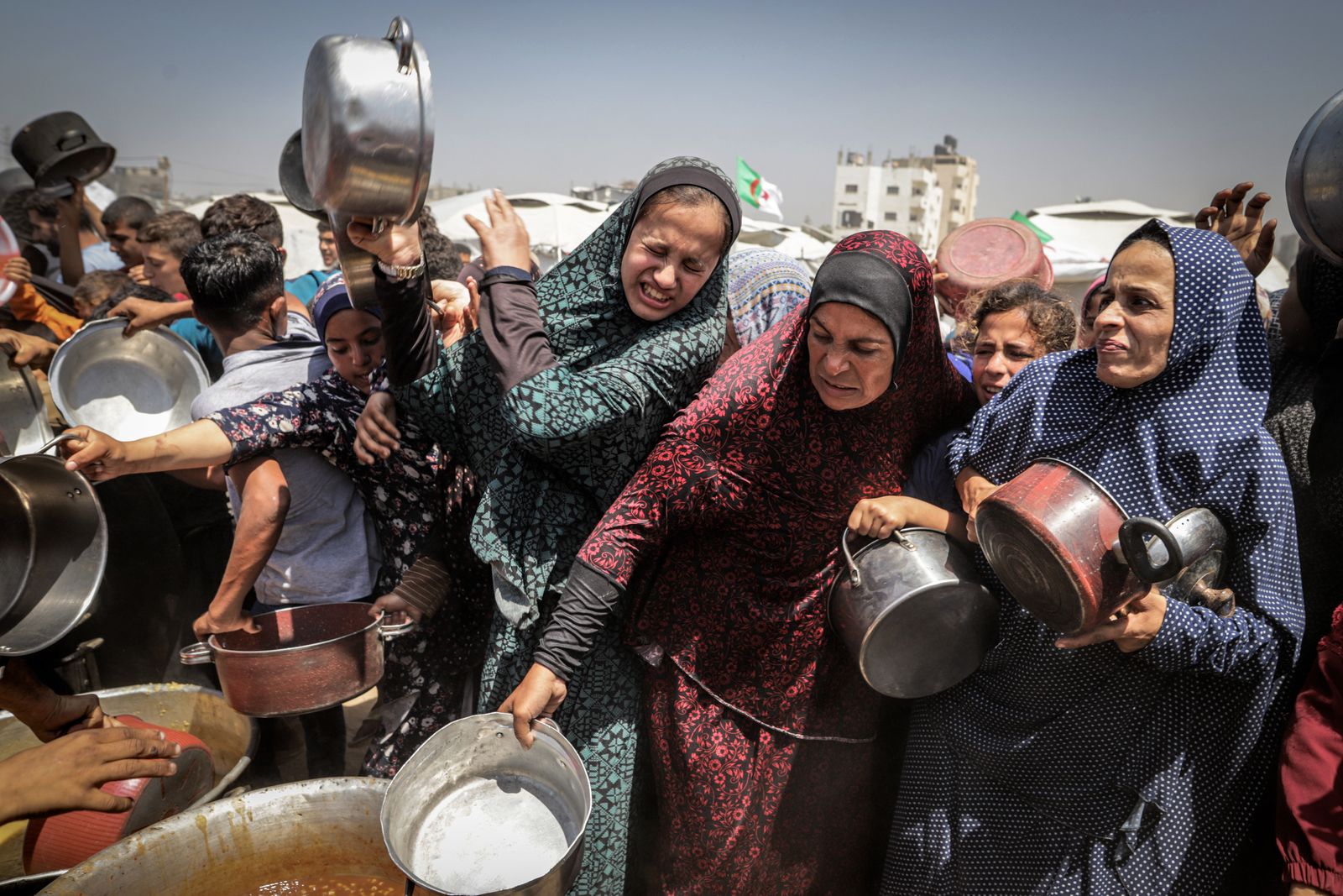 Le pape Leo appelle la paix et l'aide à Gaza alors que Trump part au Moyen-Orient Les femmes palestiniennes font la queue pour la nourriture