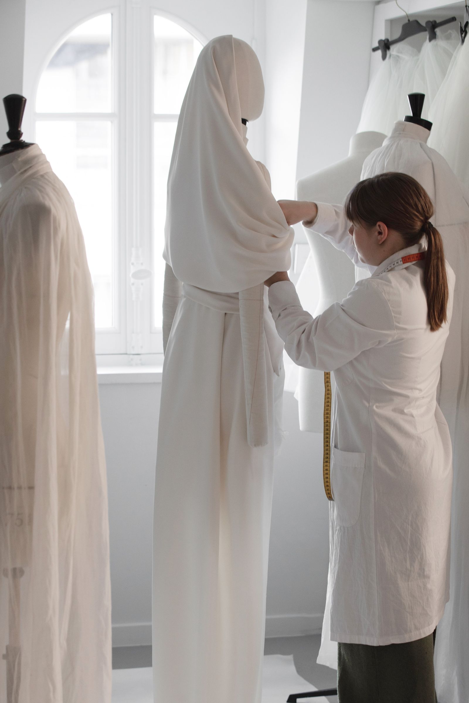 L'image peut contenir une personne adulte et la mode