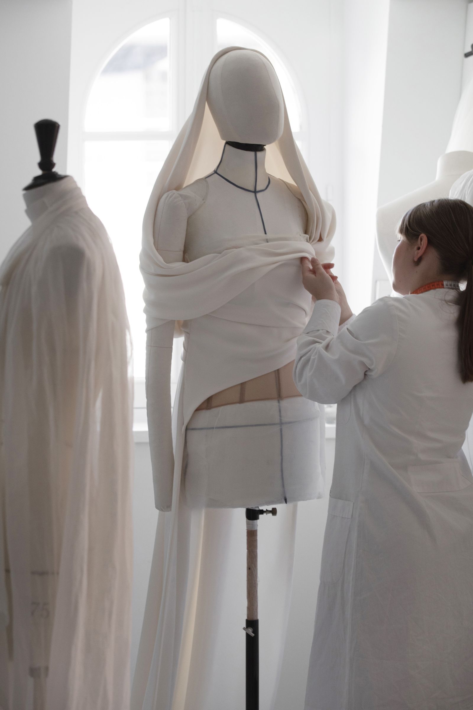 L'image peut contenir des vêtements de chemisier adultes accessoires de mode de mariage collier de bijoux et mannequin