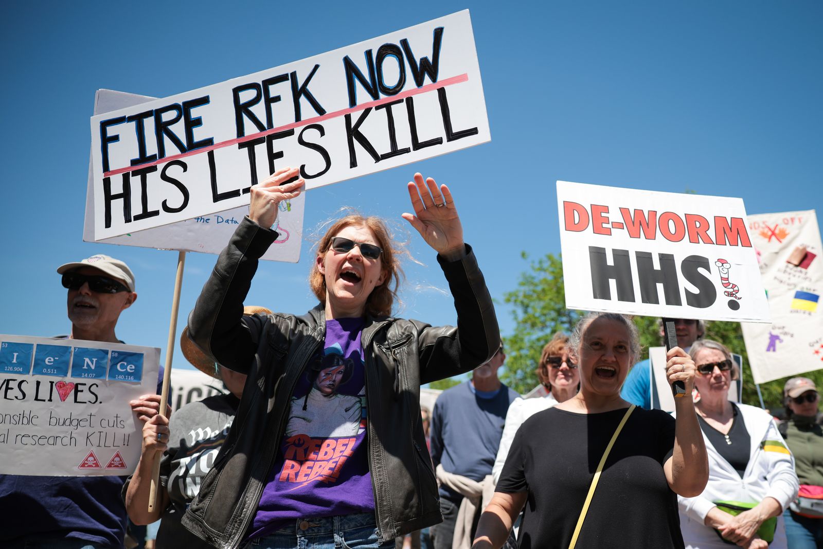 Des gens démontrant contre la Santé Robert F. Kennedy Jr.