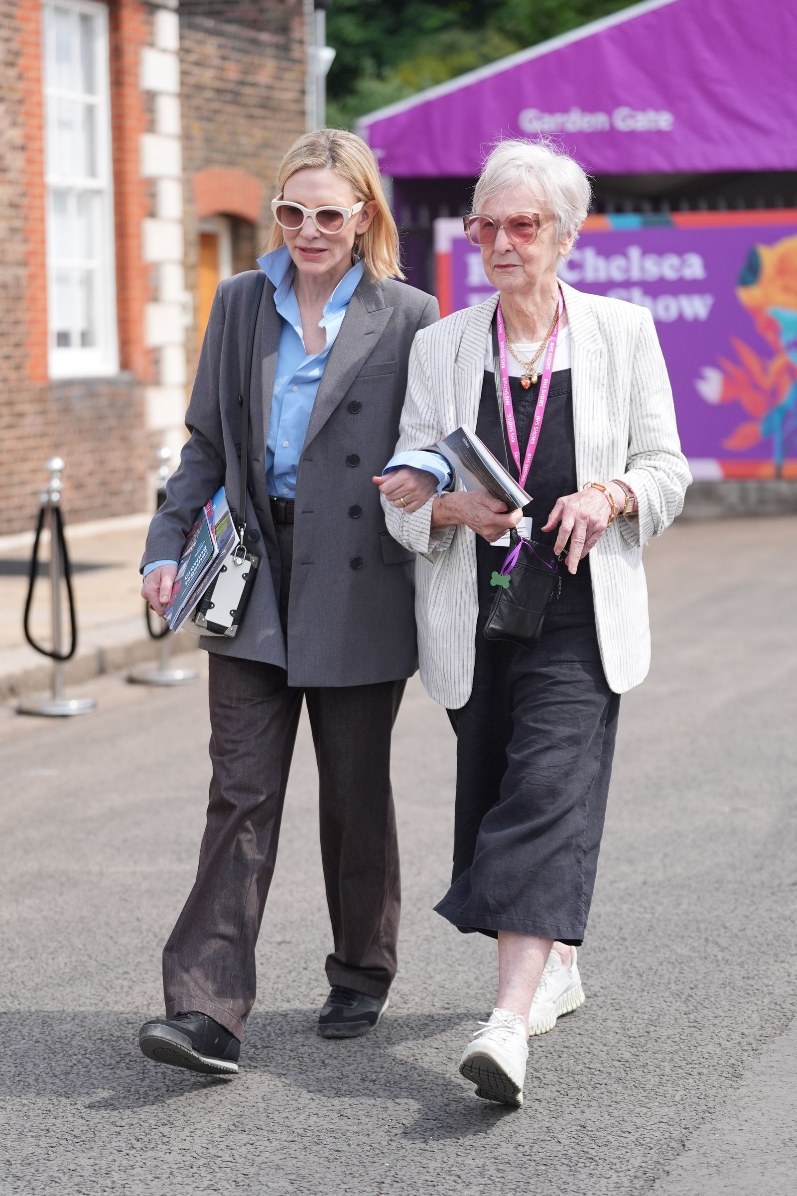 L'image peut contenir Cate Blanchett Personne accessoires de marche Lunettes Bijoux Collier Adult Sac et sac à main