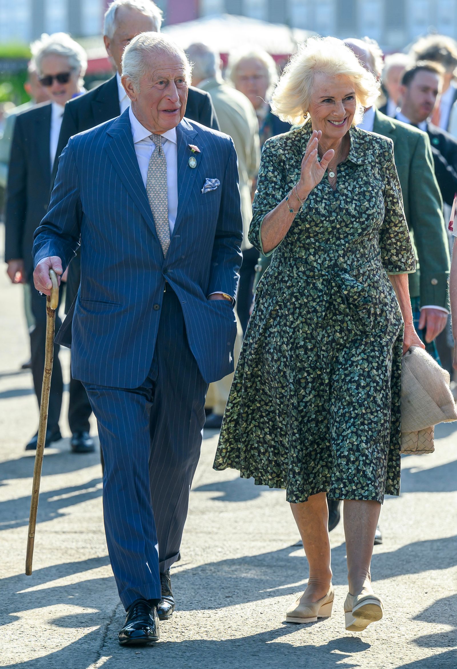 L'image peut contenir Charles Prince de Galles Personne pour adultes Vêtements de chaussures de chaussures High Talon Accessoires et sac