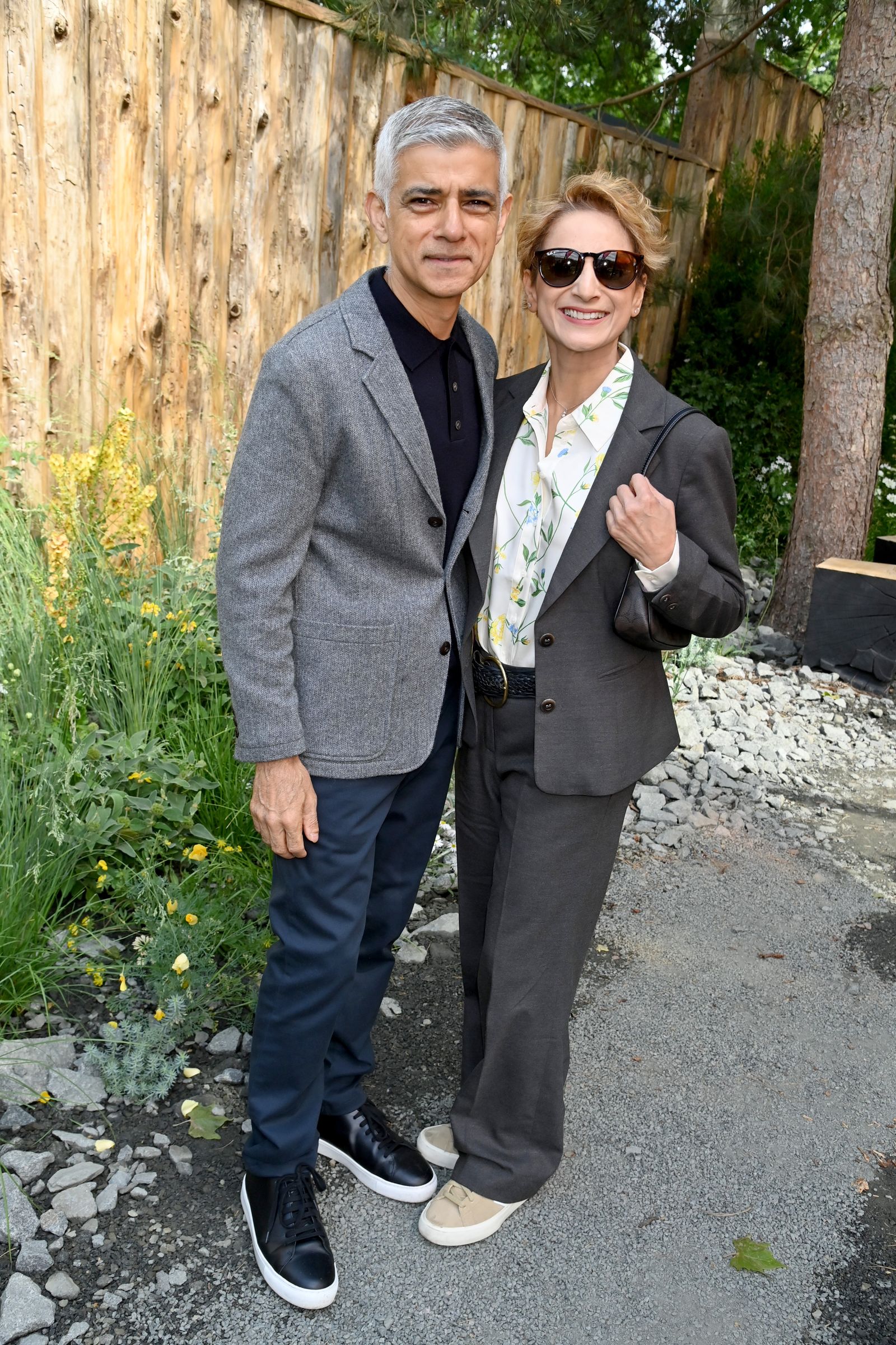 L'image peut contenir le peloton de veste de veste de vêtements de vêtements de veste de veste formelle sadiq khan blazer