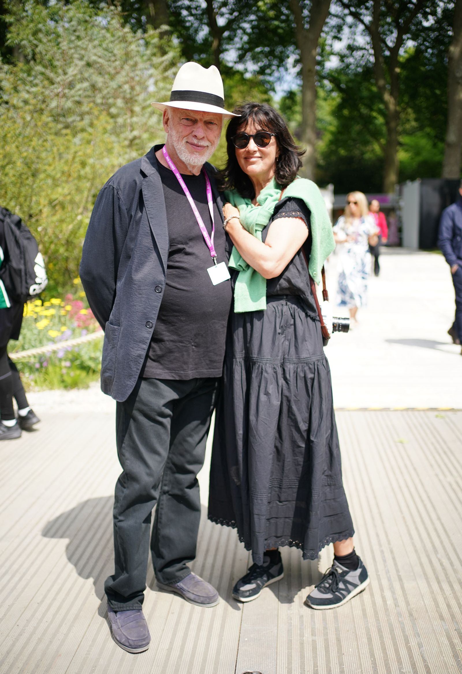 L'image peut contenir David Gilmour Polly Samson Kate Beaton Vêtements de vêtements Face Personne Personne et portrait