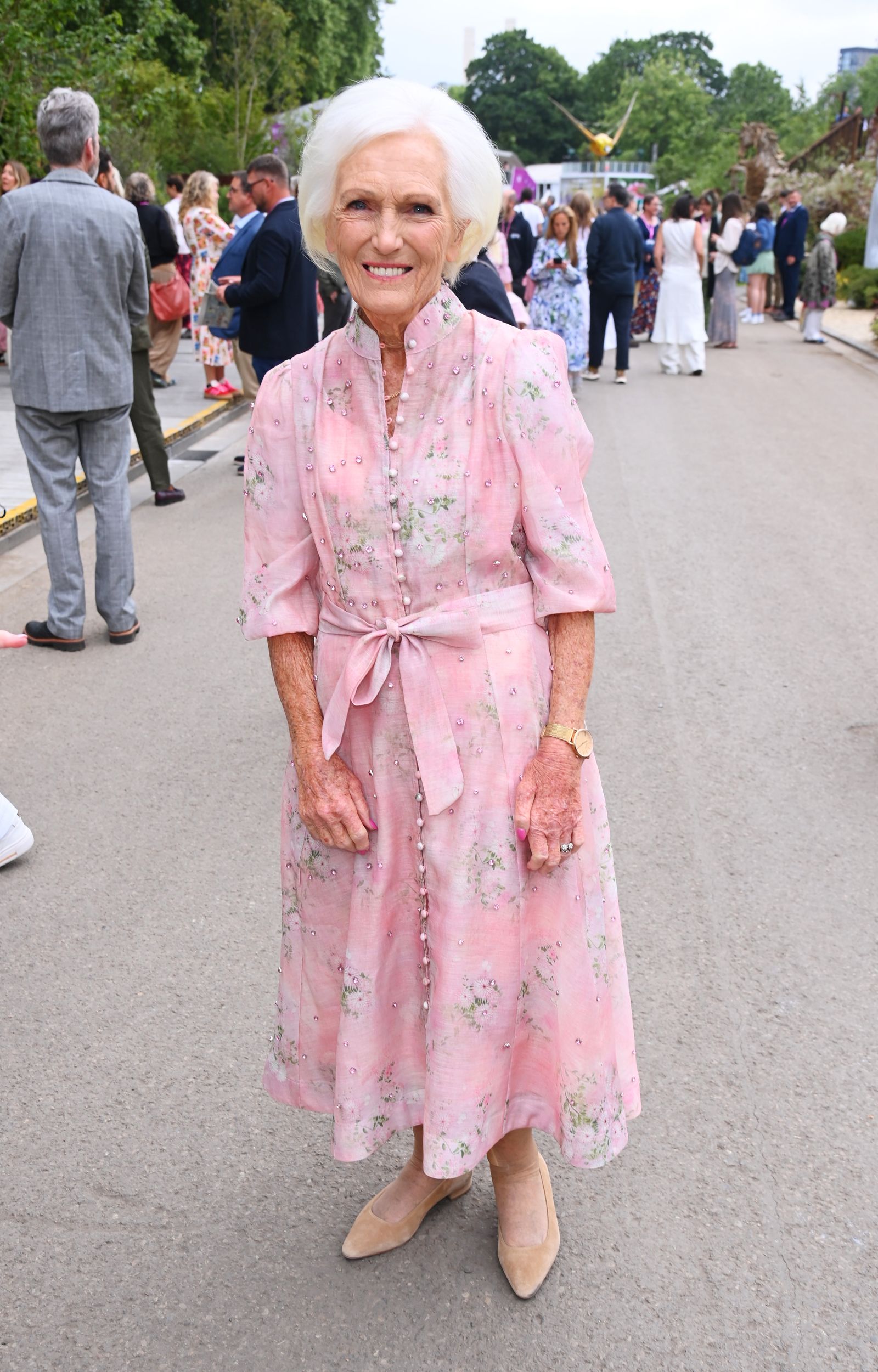 L'image peut contenir Mary Berry Victor von Schirach Personne de bracelet Clothing Footwear Shoe Accessoires et Bag