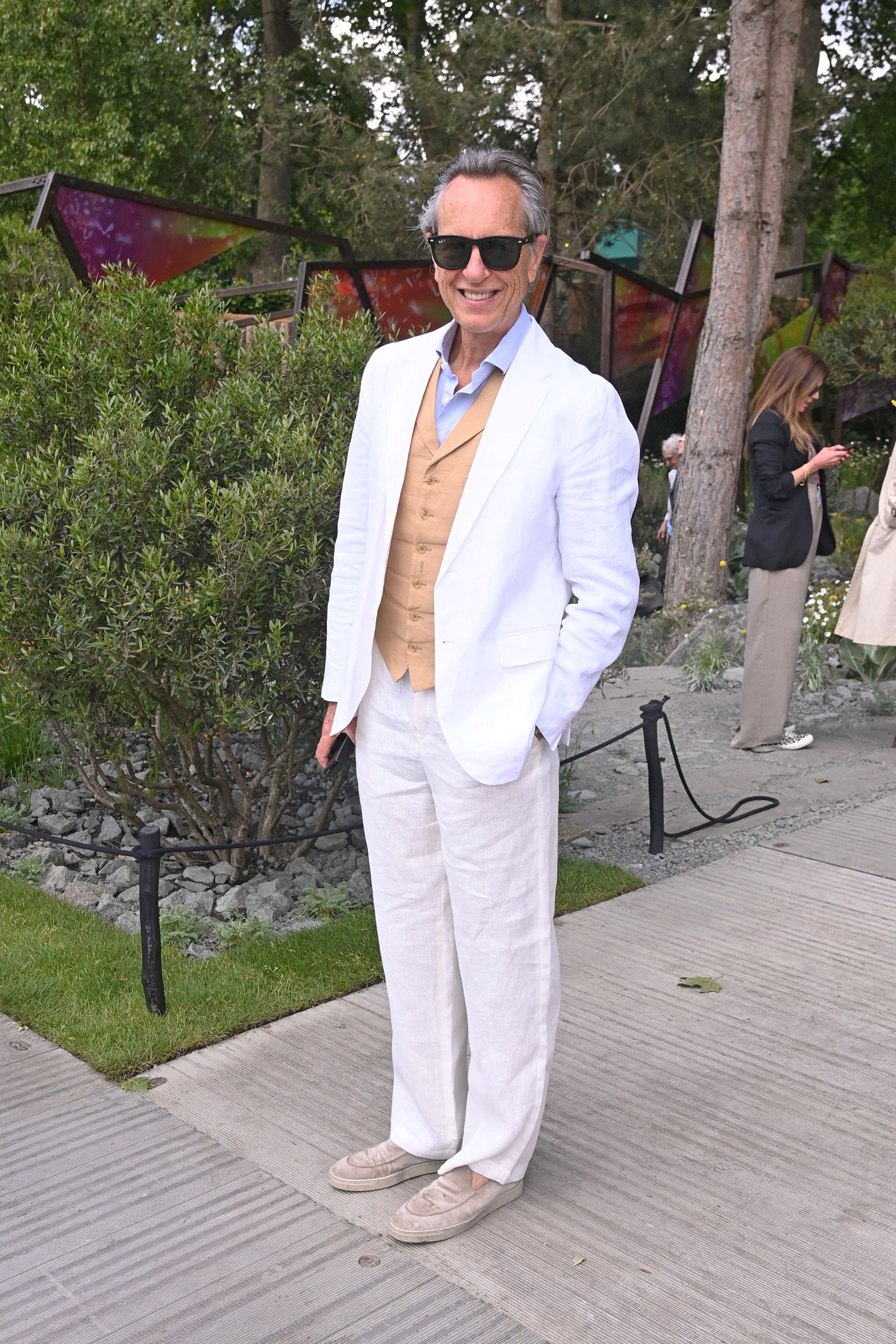 L'image peut contenir Richard E. Grant Personne Vêtements debout de la veste et accessoires