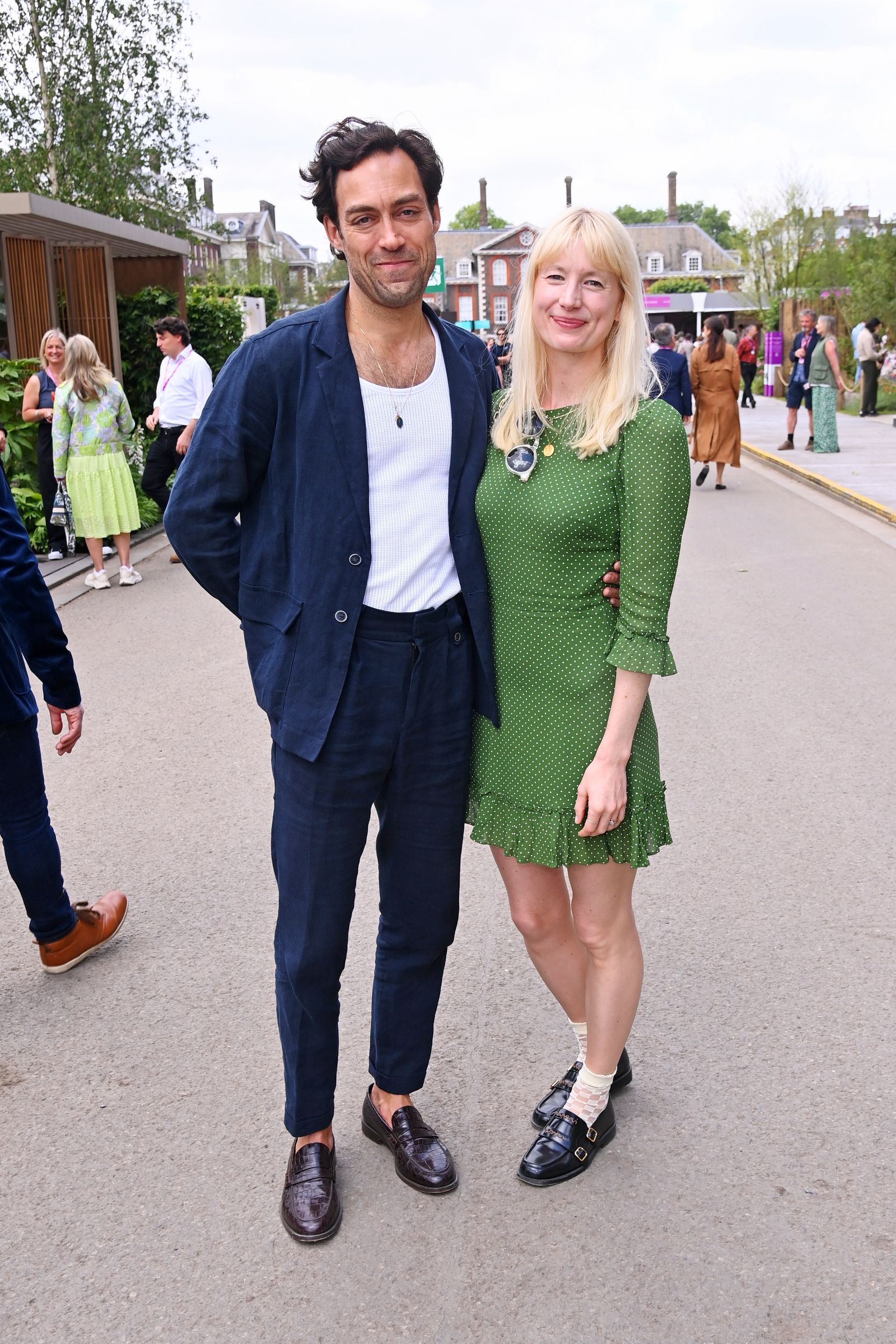 L'image peut contenir Alex Hassell Blazer Vêtements de vêtements de veste pantalon chaussure chaussure City Road Street and Urban